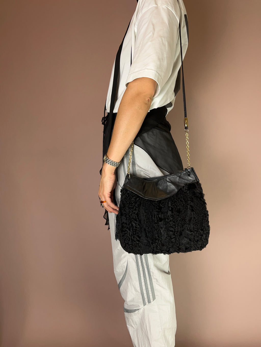 Vintage Handmuff aus Echtfell – Schwarz mit Kettendetail