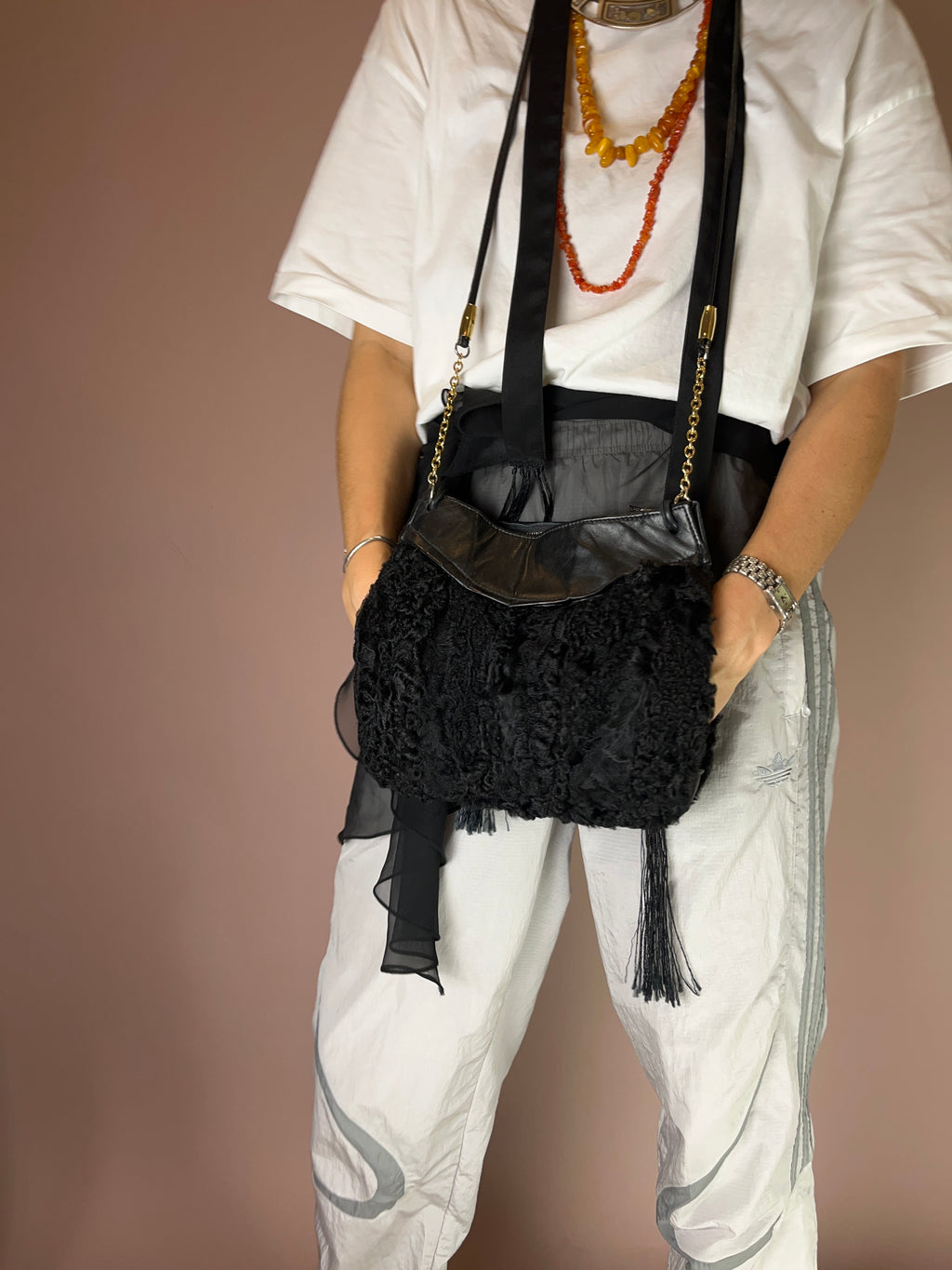 Vintage Handmuff aus Echtfell – Schwarz mit Kettendetail