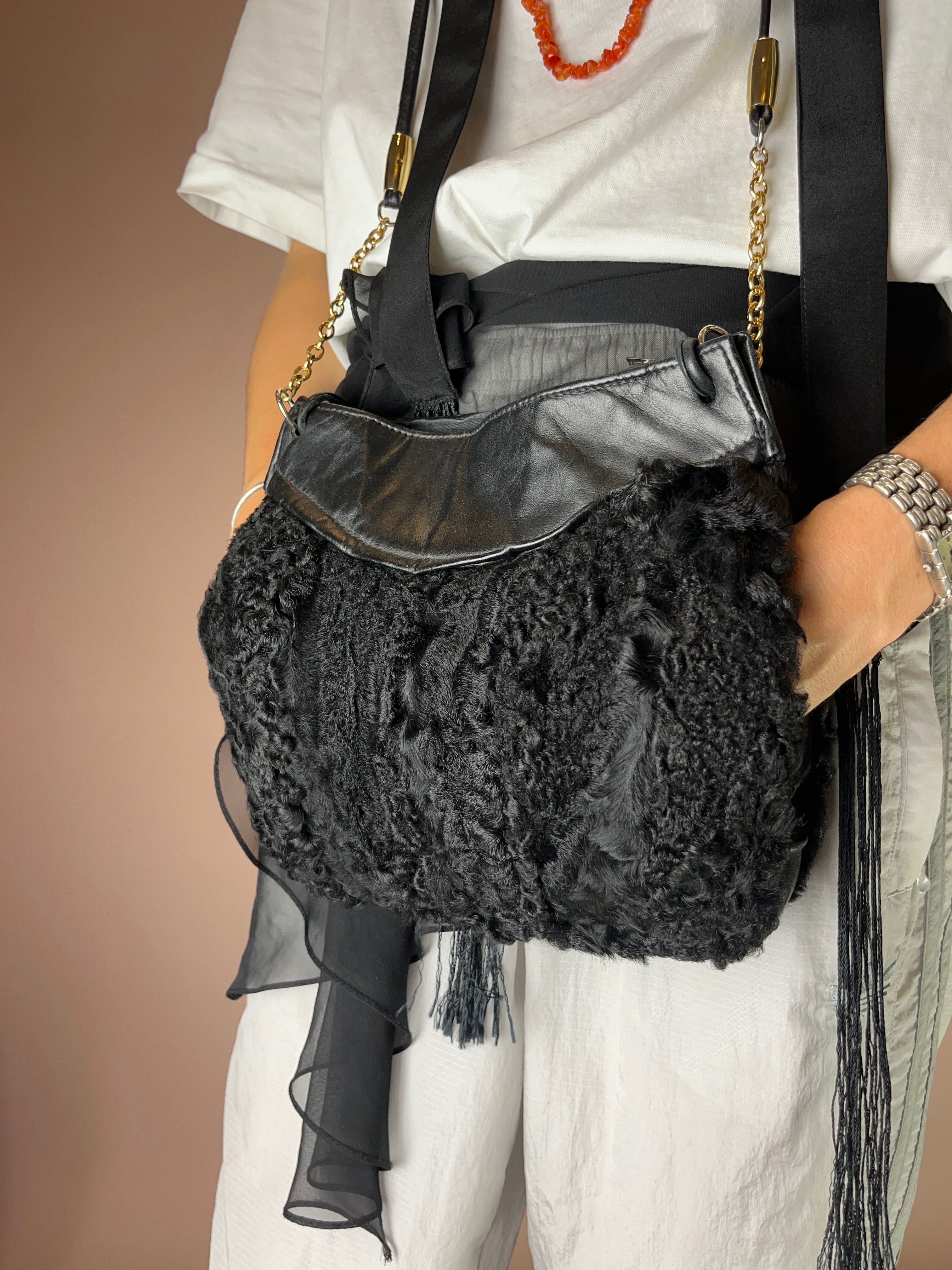 Vintage Handmuff aus Echtfell – Schwarz mit Kettendetail