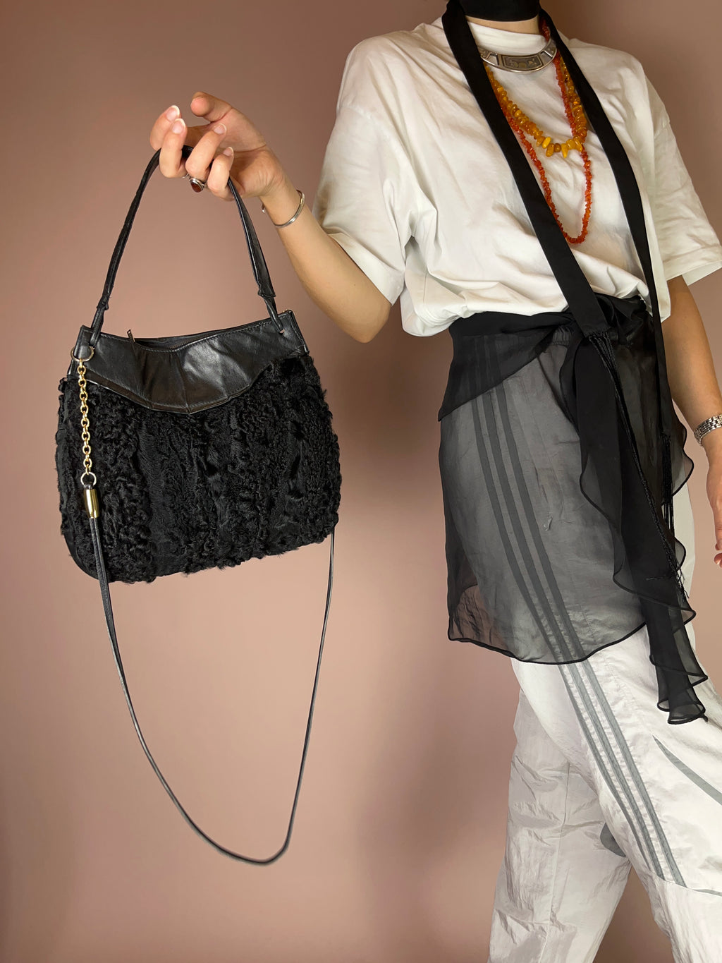 Vintage Handmuff aus Echtfell – Schwarz mit Kettendetail