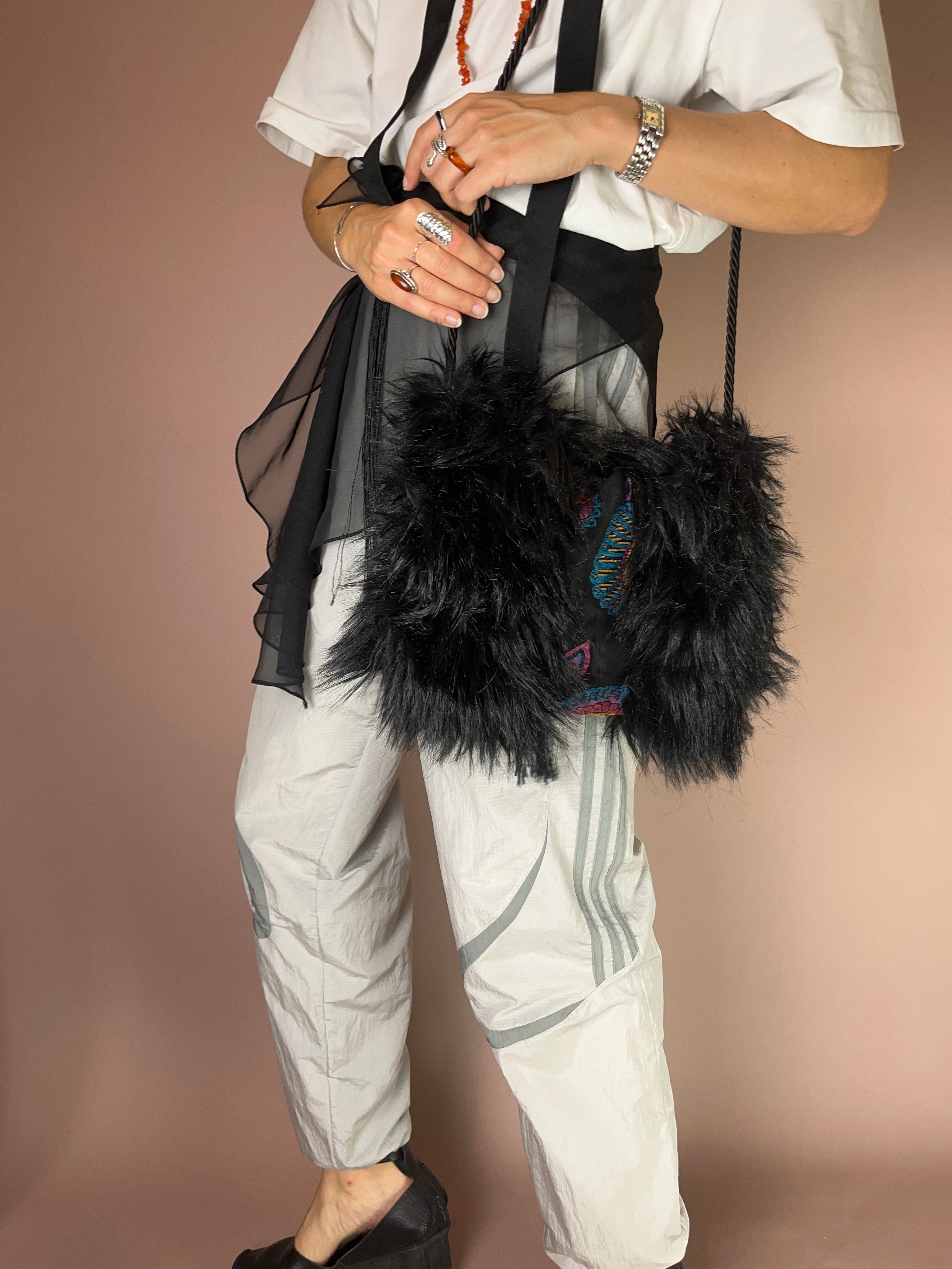 Vintage Handmuff Kunstfell – Bestickte Details in Bunt