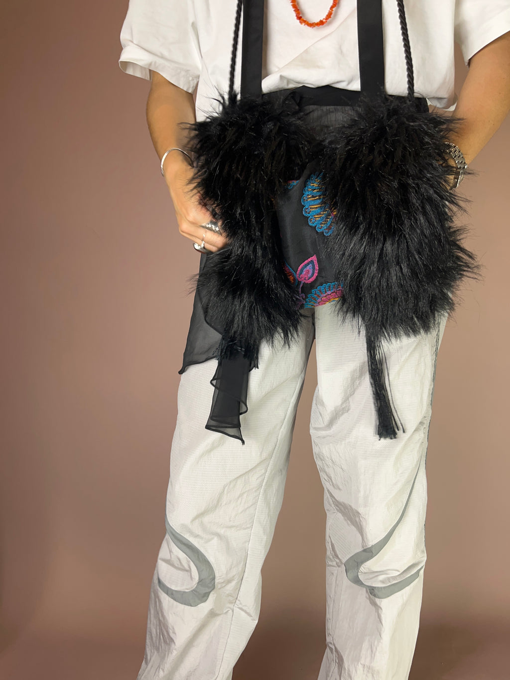 Vintage Handmuff Kunstfell – Bestickte Details in Bunt