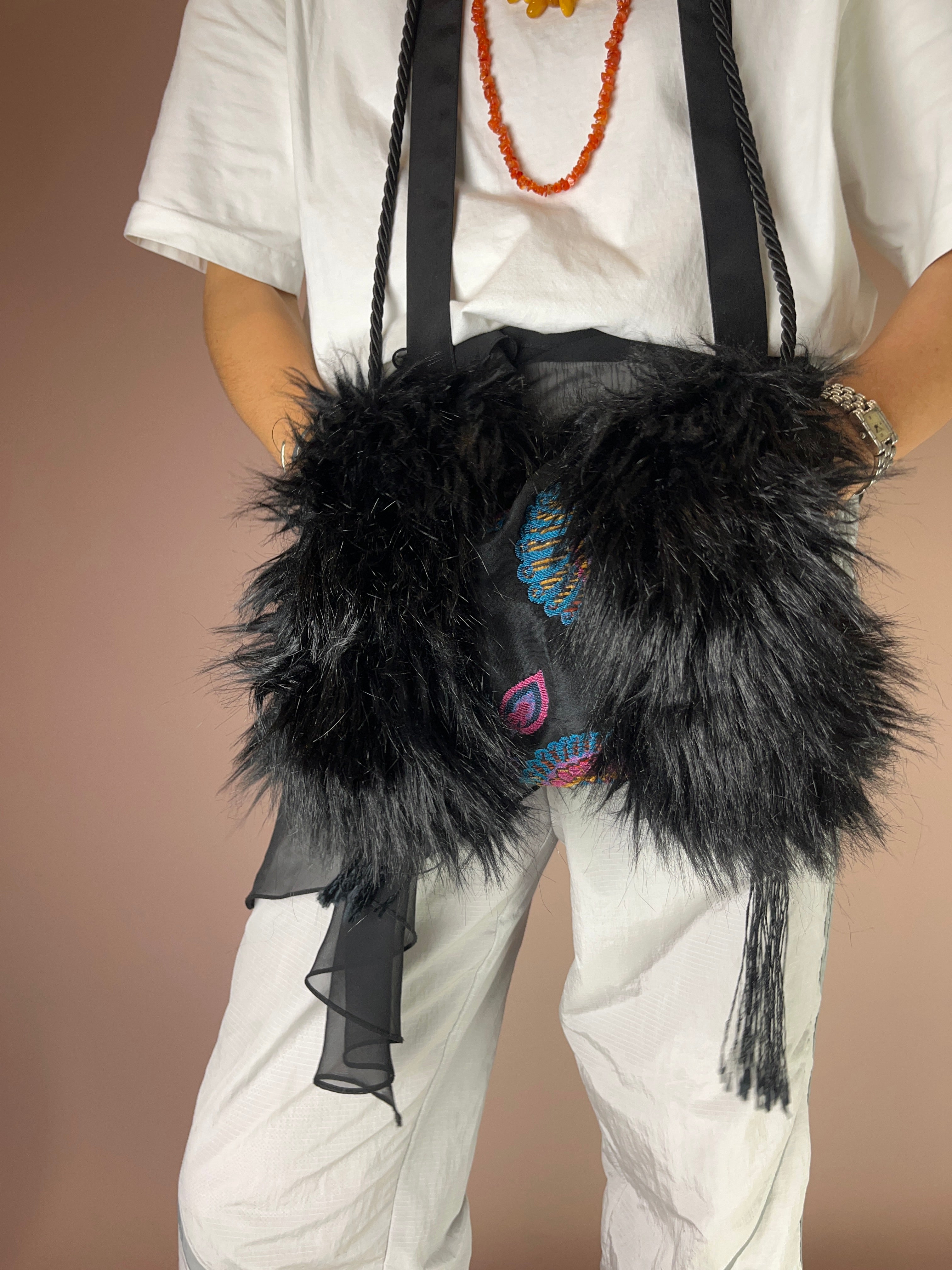 Vintage Handmuff Kunstfell – Bestickte Details in Bunt