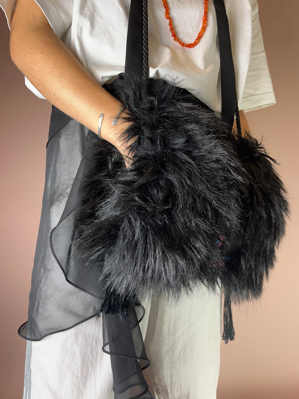 Vintage Handmuff Kunstfell – Bestickte Details in Bunt