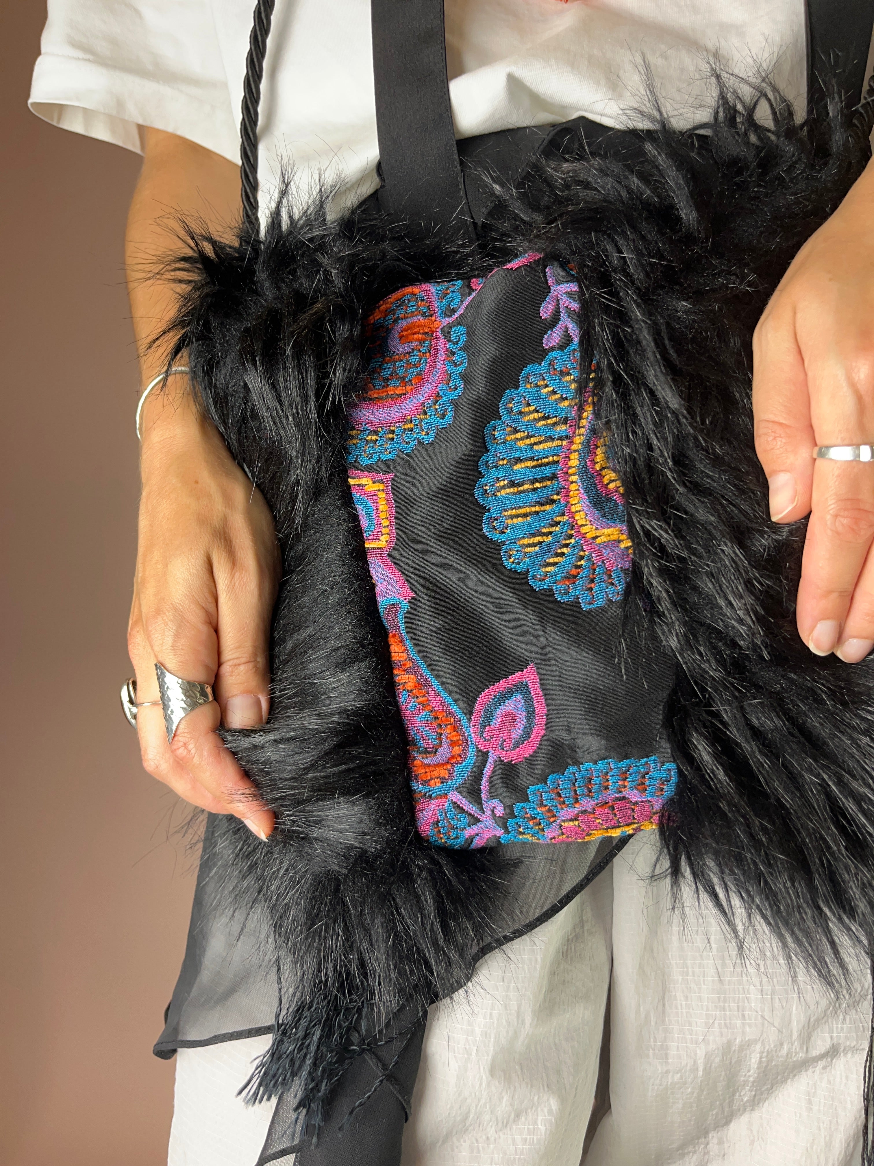 Vintage Handmuff Kunstfell – Bestickte Details in Bunt