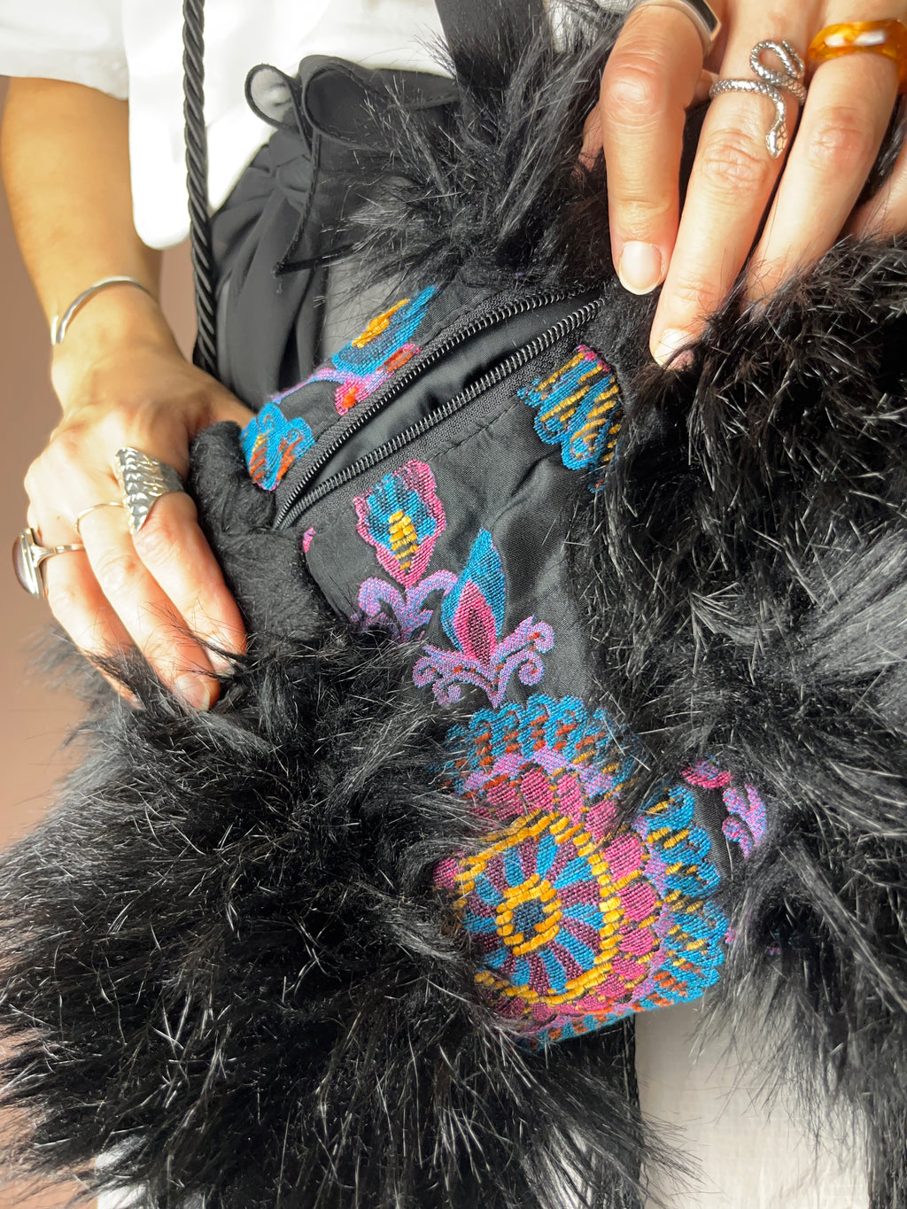 Vintage Handmuff Kunstfell – Bestickte Details in Bunt