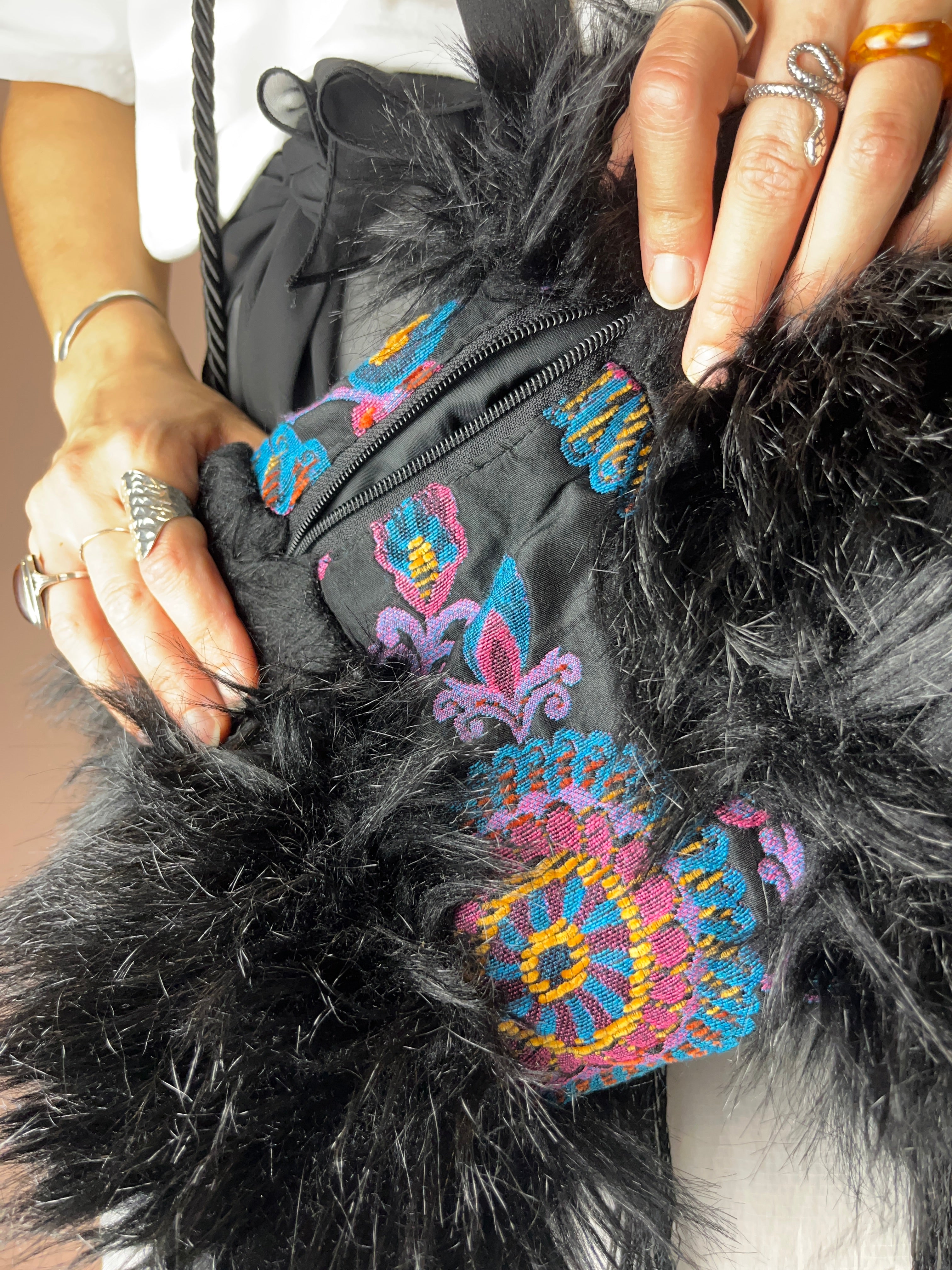 Vintage Handmuff Kunstfell – Bestickte Details in Bunt