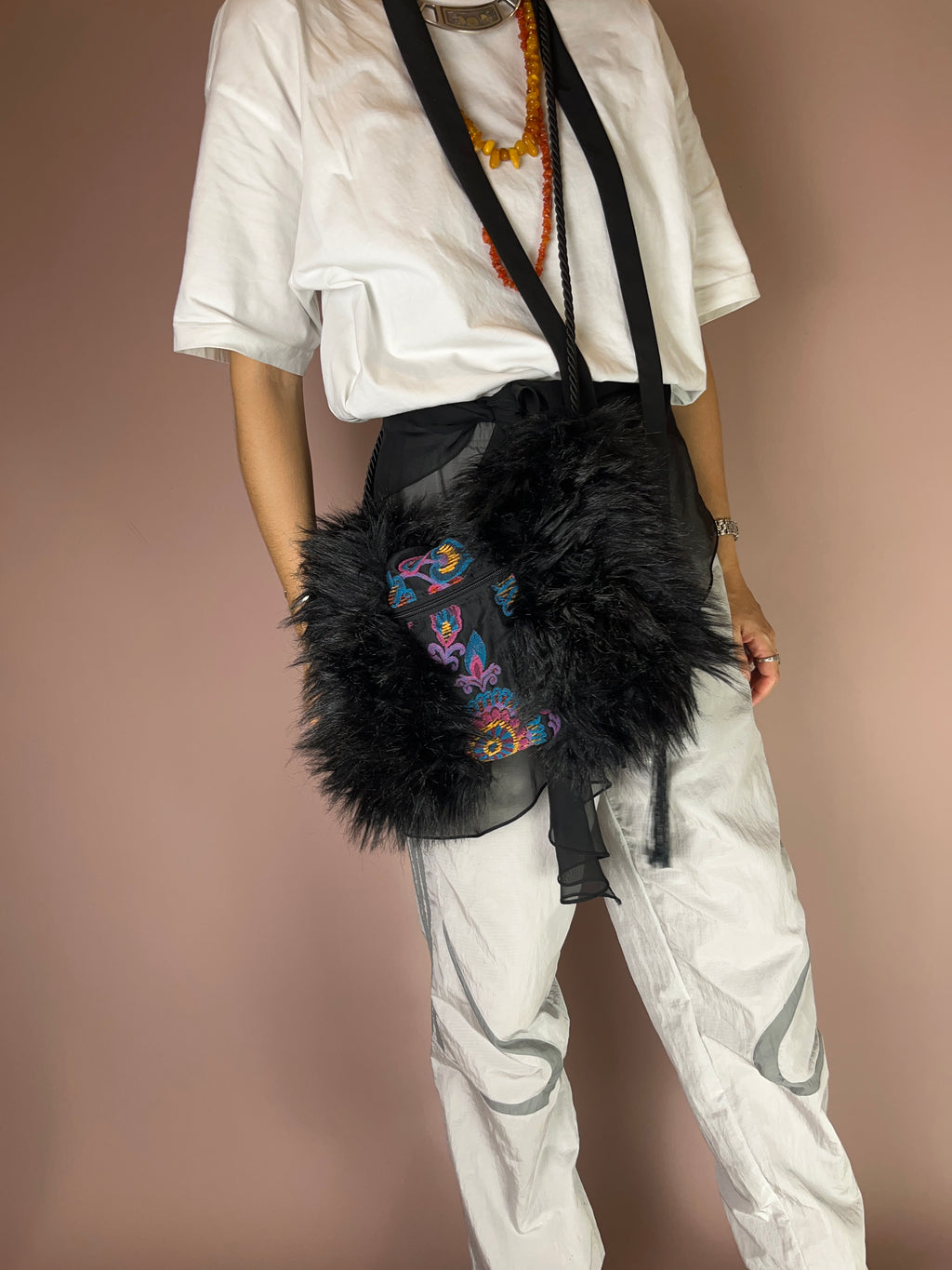 Vintage Handmuff Kunstfell – Bestickte Details in Bunt