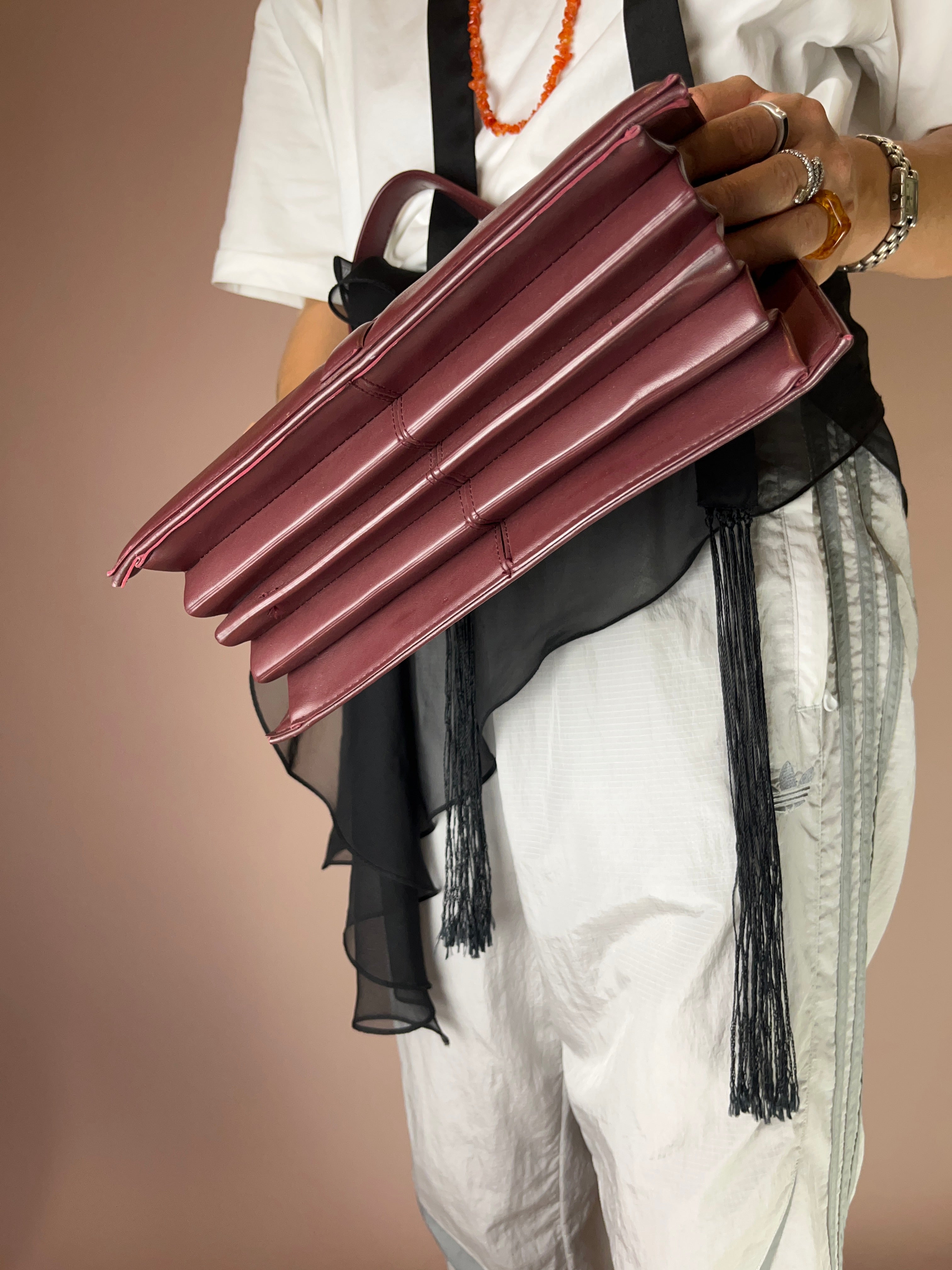 Bordeaux Handtasche mit Ziehharmonika-Innenfach – Gold Details