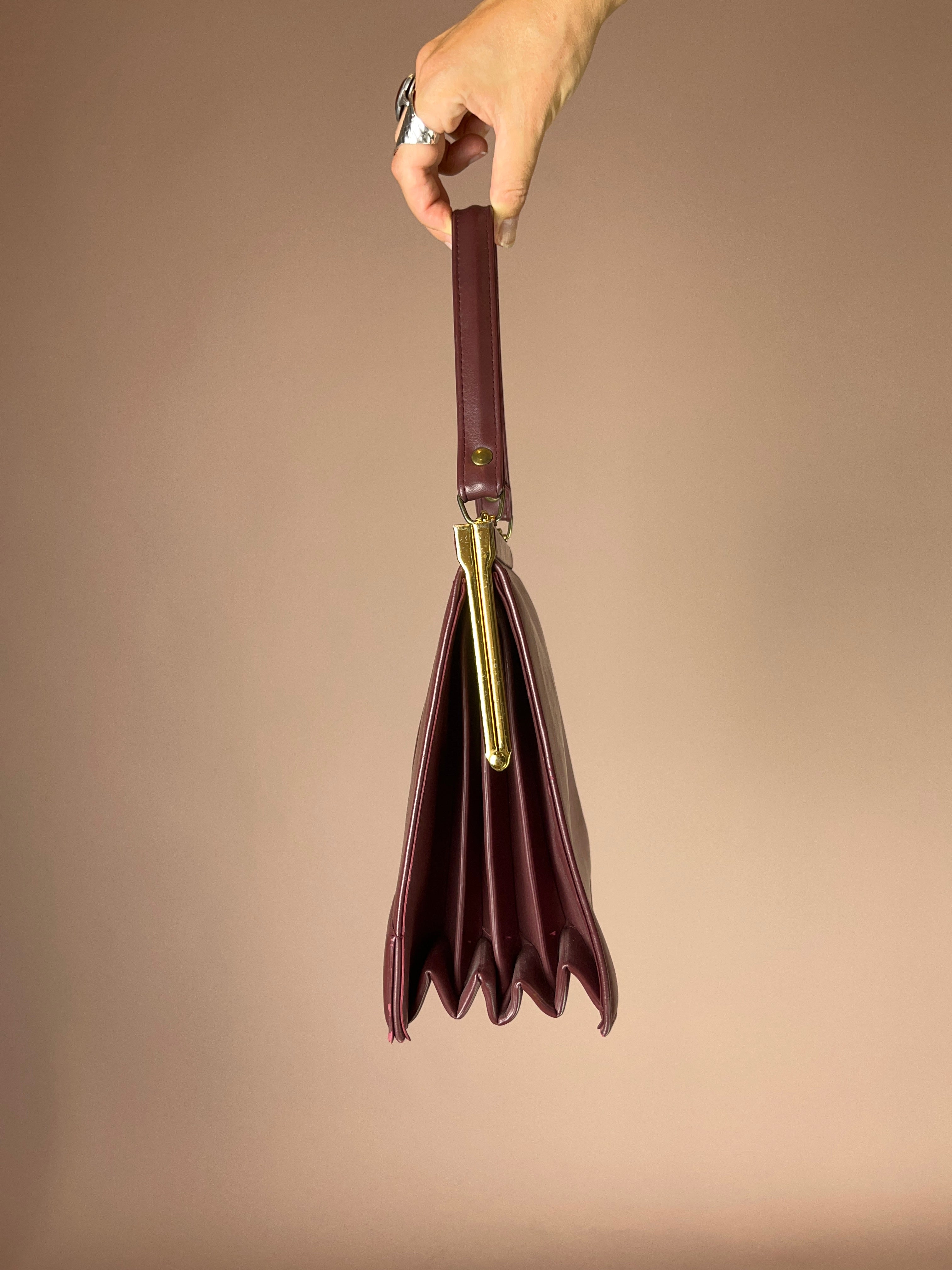 Bordeaux Handtasche mit Ziehharmonika-Innenfach – Gold Details