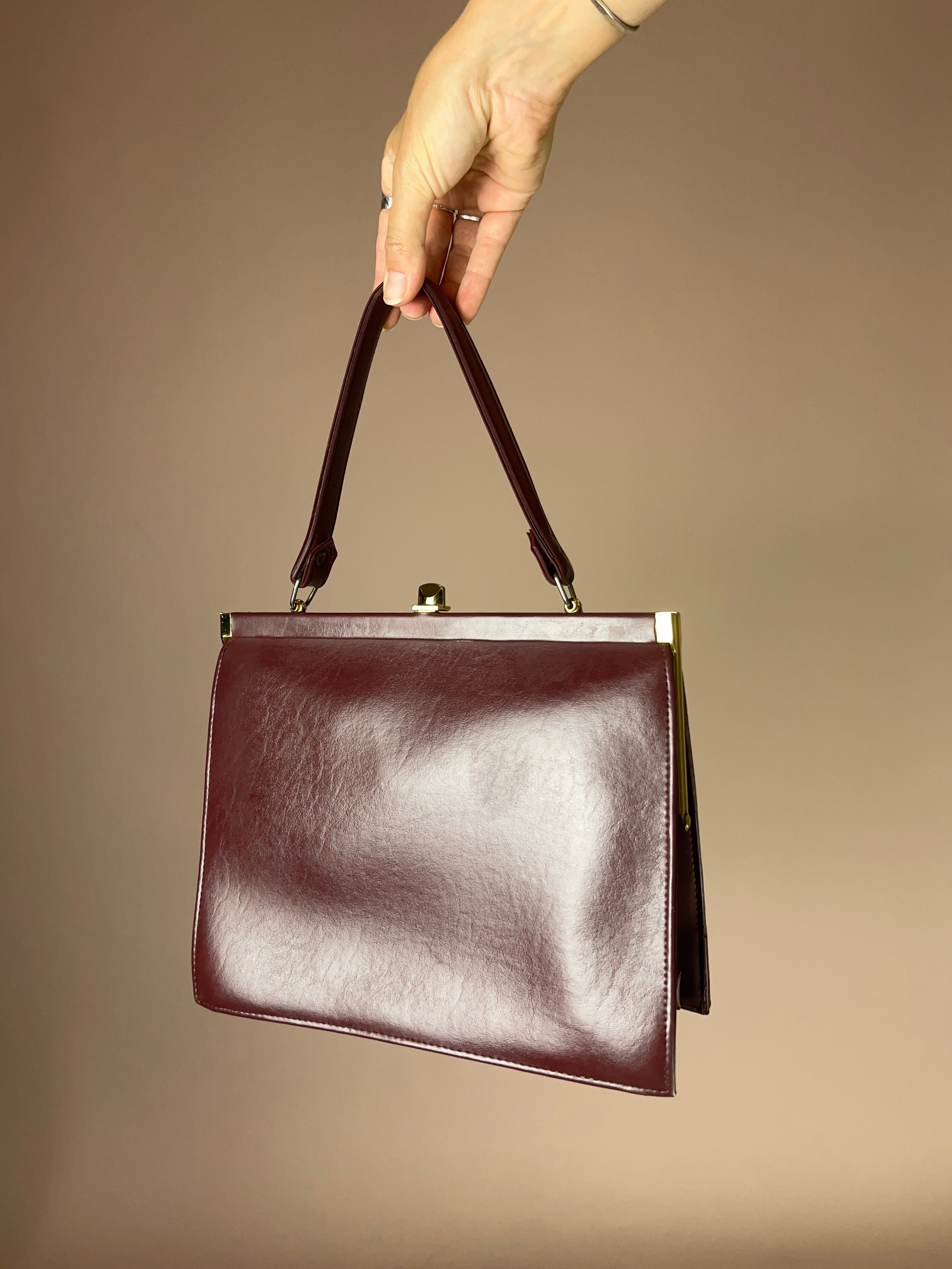 Bordeaux Handtasche mit Ziehharmonika-Innenfach – Gold Details