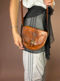 Cognac Leder Crossbody Tasche – The Tramp, Sattel-Form