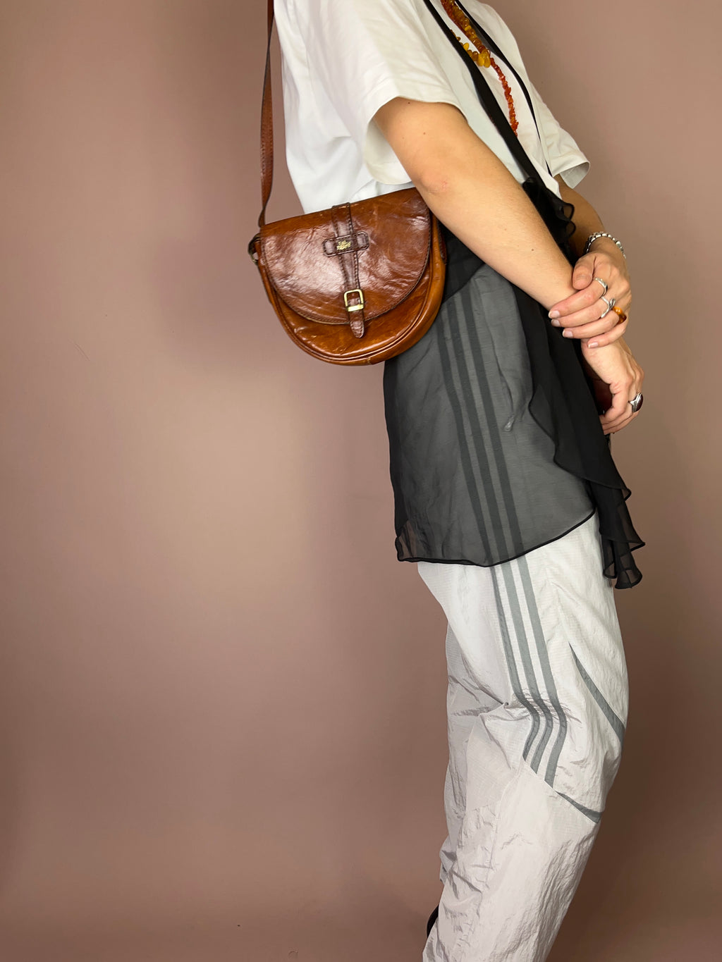 Cognac Leder Crossbody Tasche – The Tramp, Sattel-Form