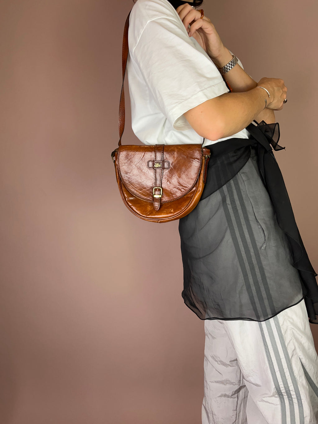 Cognac Leder Crossbody Tasche – The Tramp, Sattel-Form