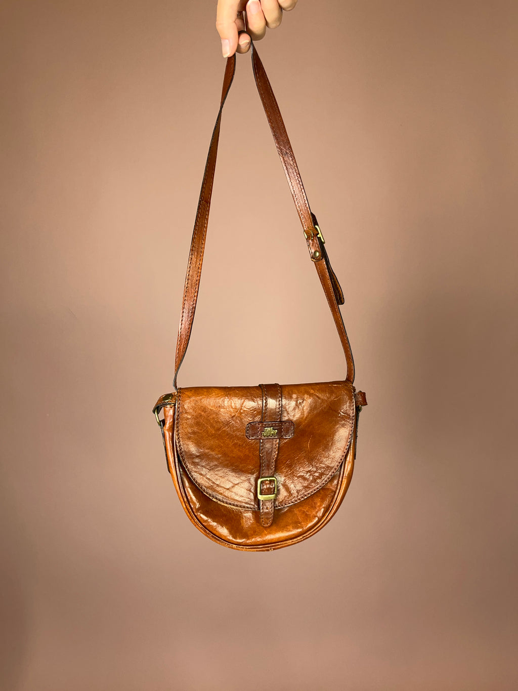 Cognac Leder Crossbody Tasche – The Tramp, Sattel-Form