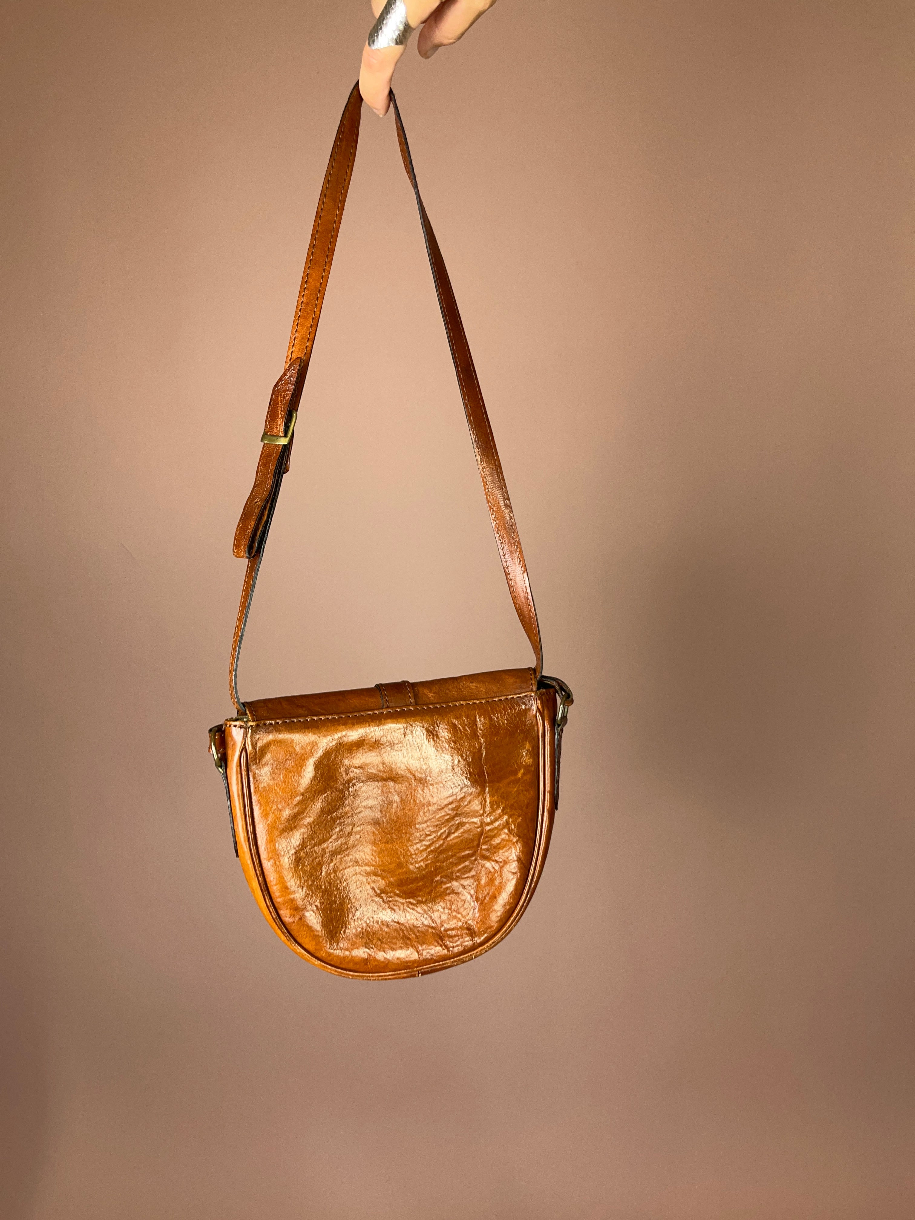Cognac Leder Crossbody Tasche – The Tramp, Sattel-Form