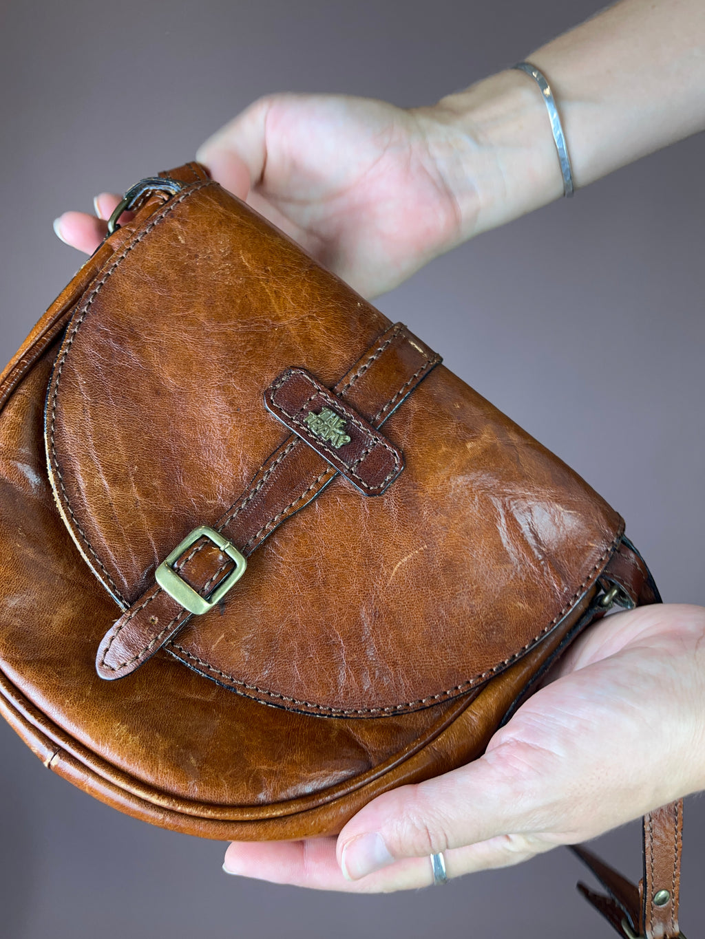 Cognac Leder Crossbody Tasche – The Tramp, Sattel-Form