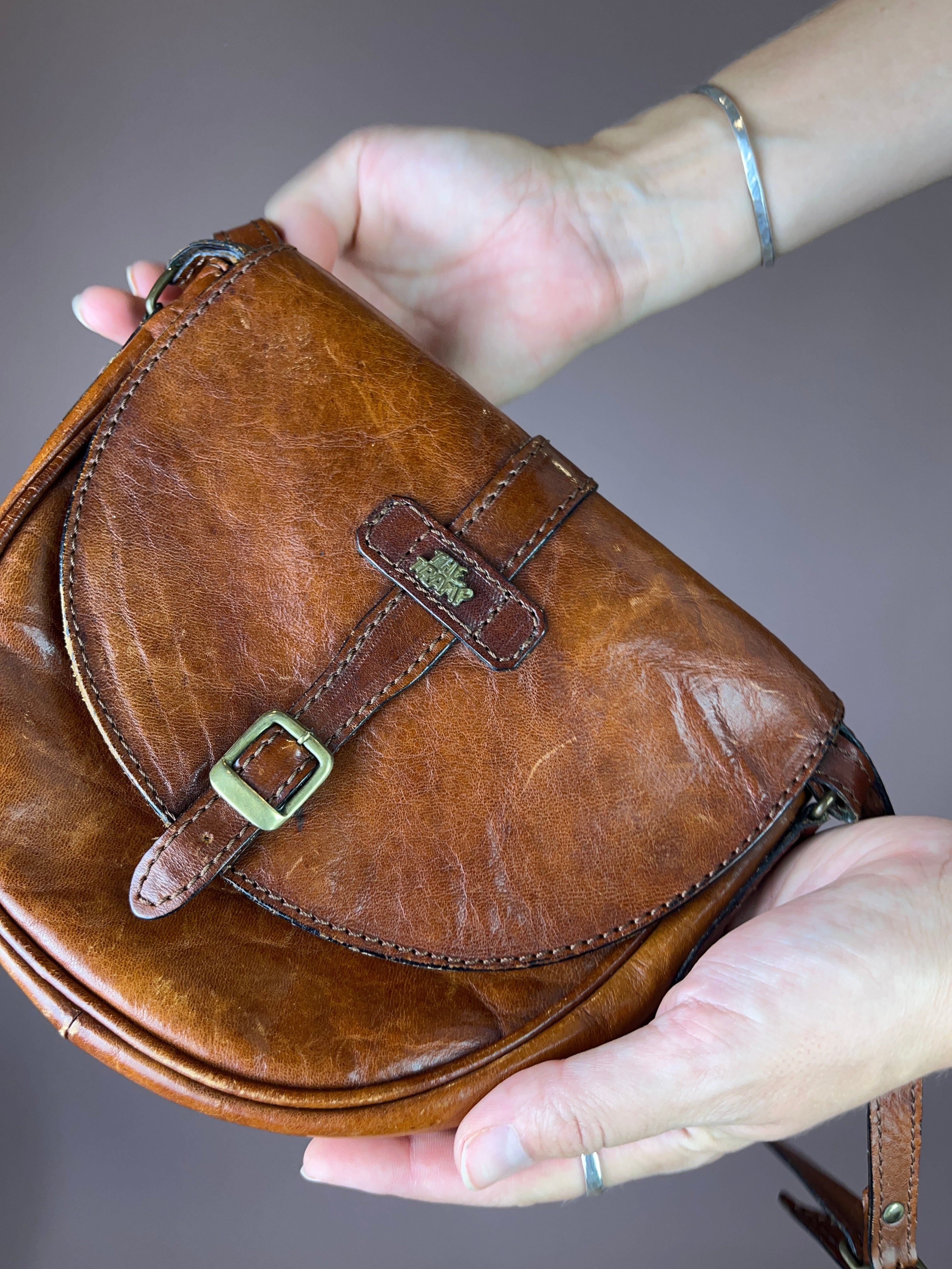 Cognac Leder Crossbody Tasche – The Tramp, Sattel-Form