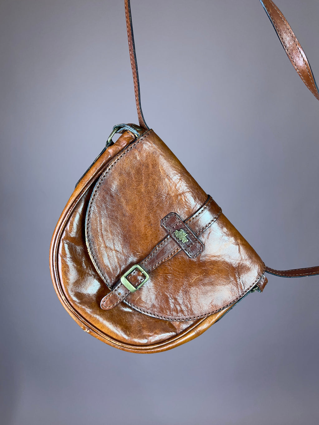 Cognac Leder Crossbody Tasche – The Tramp, Sattel-Form