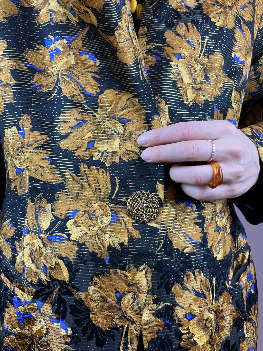 Cardigan Blazer Seide Gold Violet Blumen Gr. 40