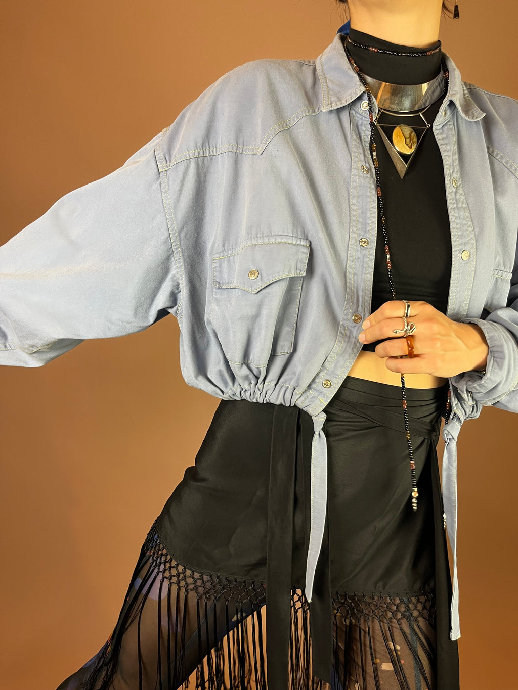 Upcycled Jeanshemd Hellblau Violett Kontrastnähte Gr. Uni