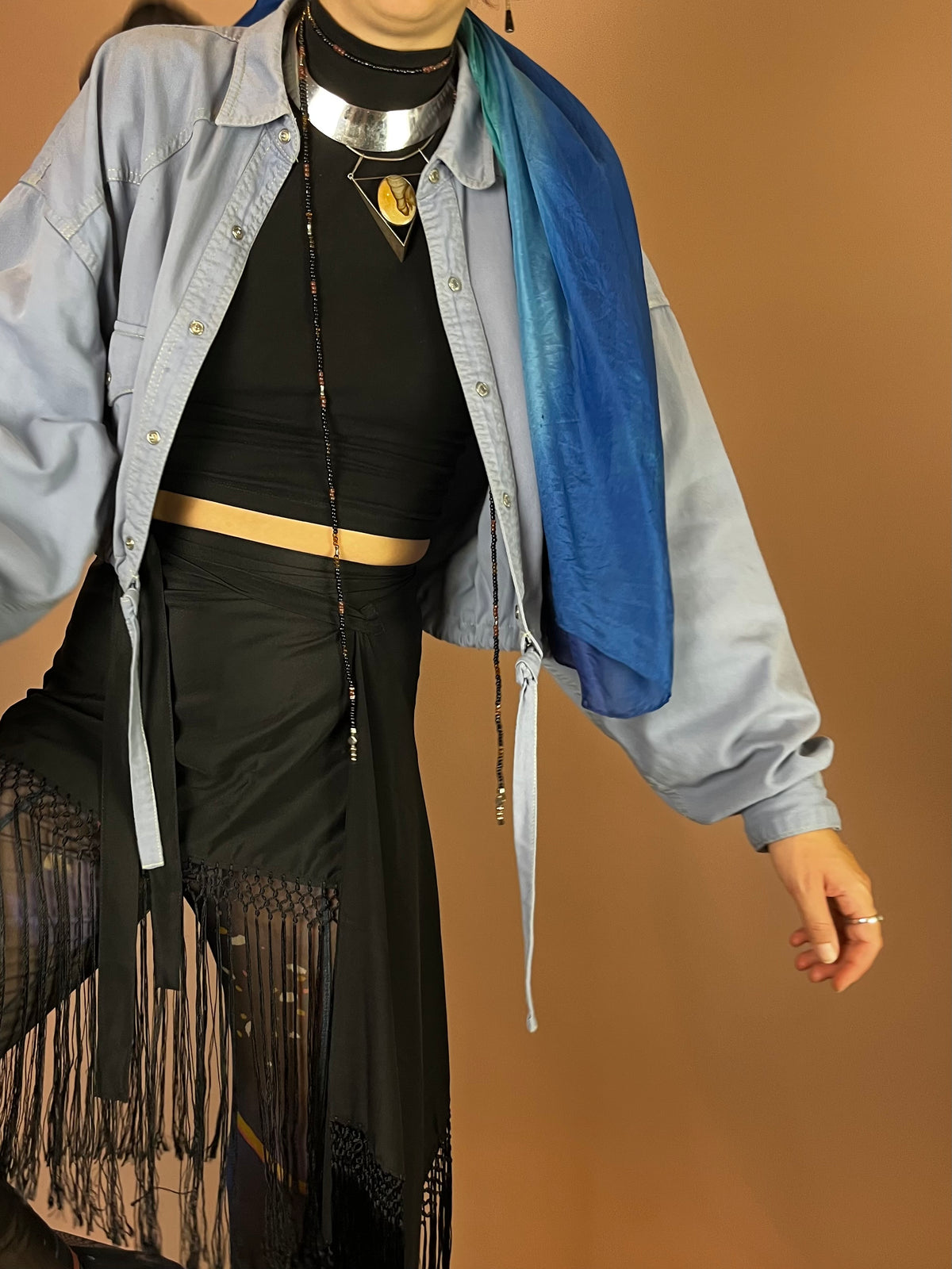 Upcycled Jeanshemd Hellblau Violett Kontrastnähte Gr. Uni