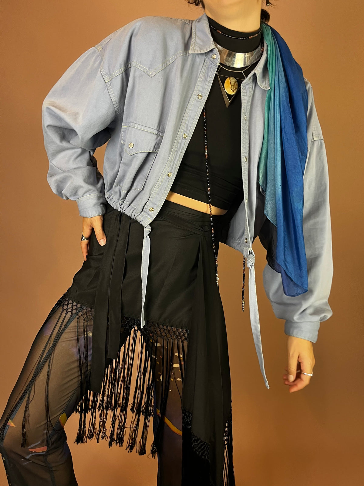 Upcycled Jeanshemd Hellblau Violett Kontrastnähte Gr. Uni