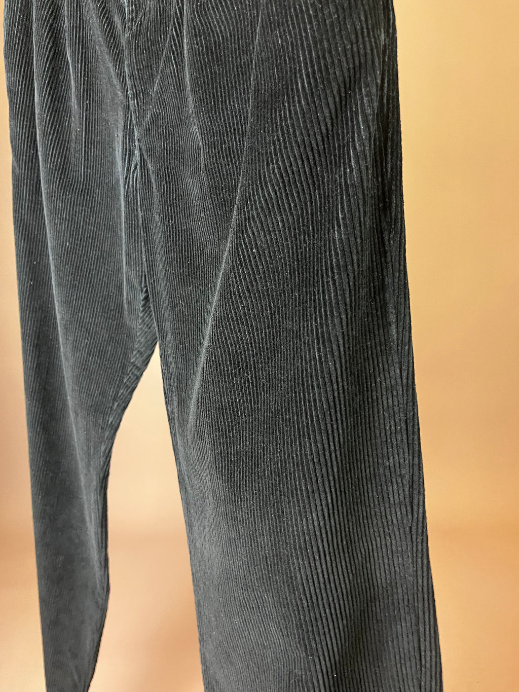 Bundfalten-Cordhose in Schwarz Gr. XL