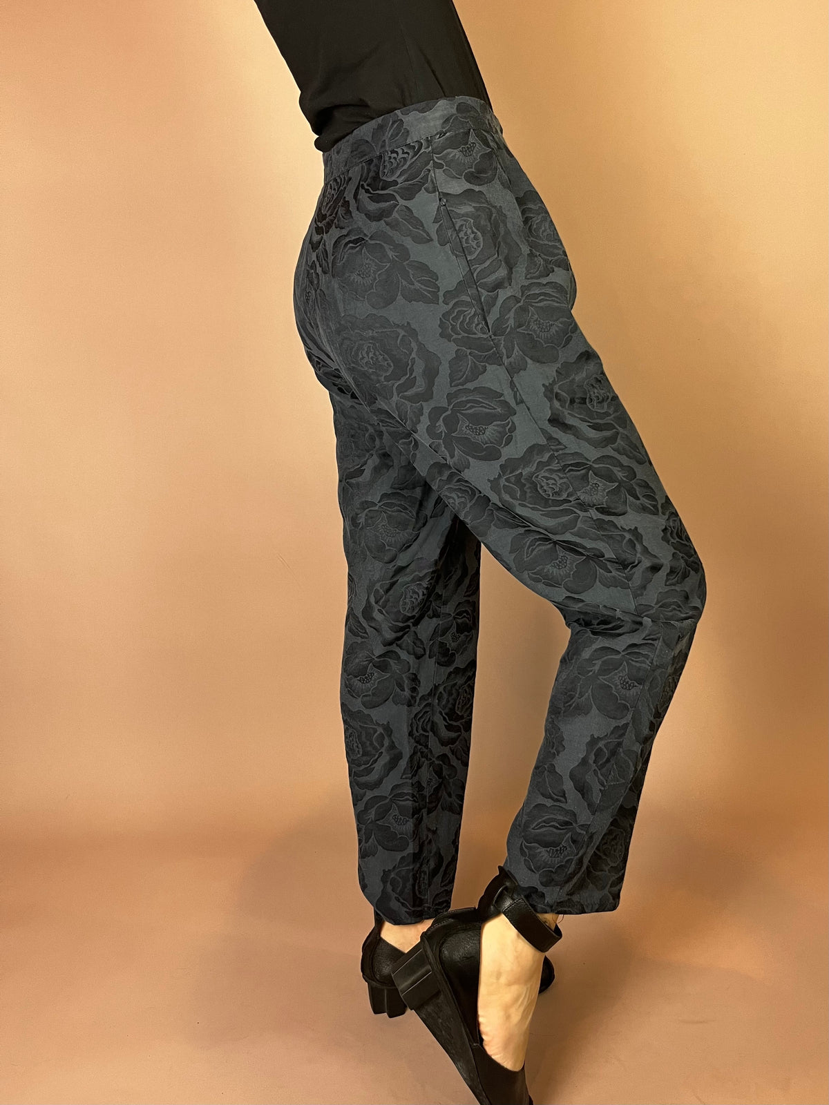 High-Waist Hose mit Rosenmuster in Anthrazit Gr. 38