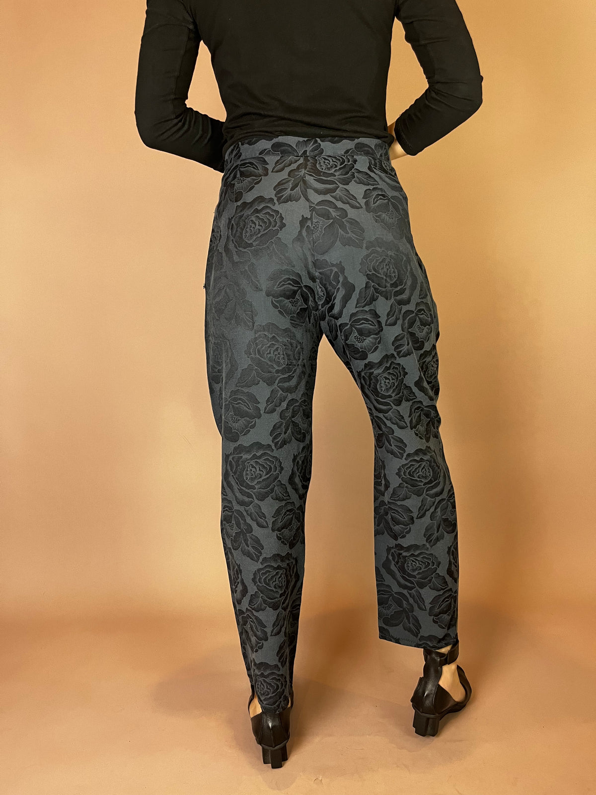 High-Waist Hose mit Rosenmuster in Anthrazit Gr. 38