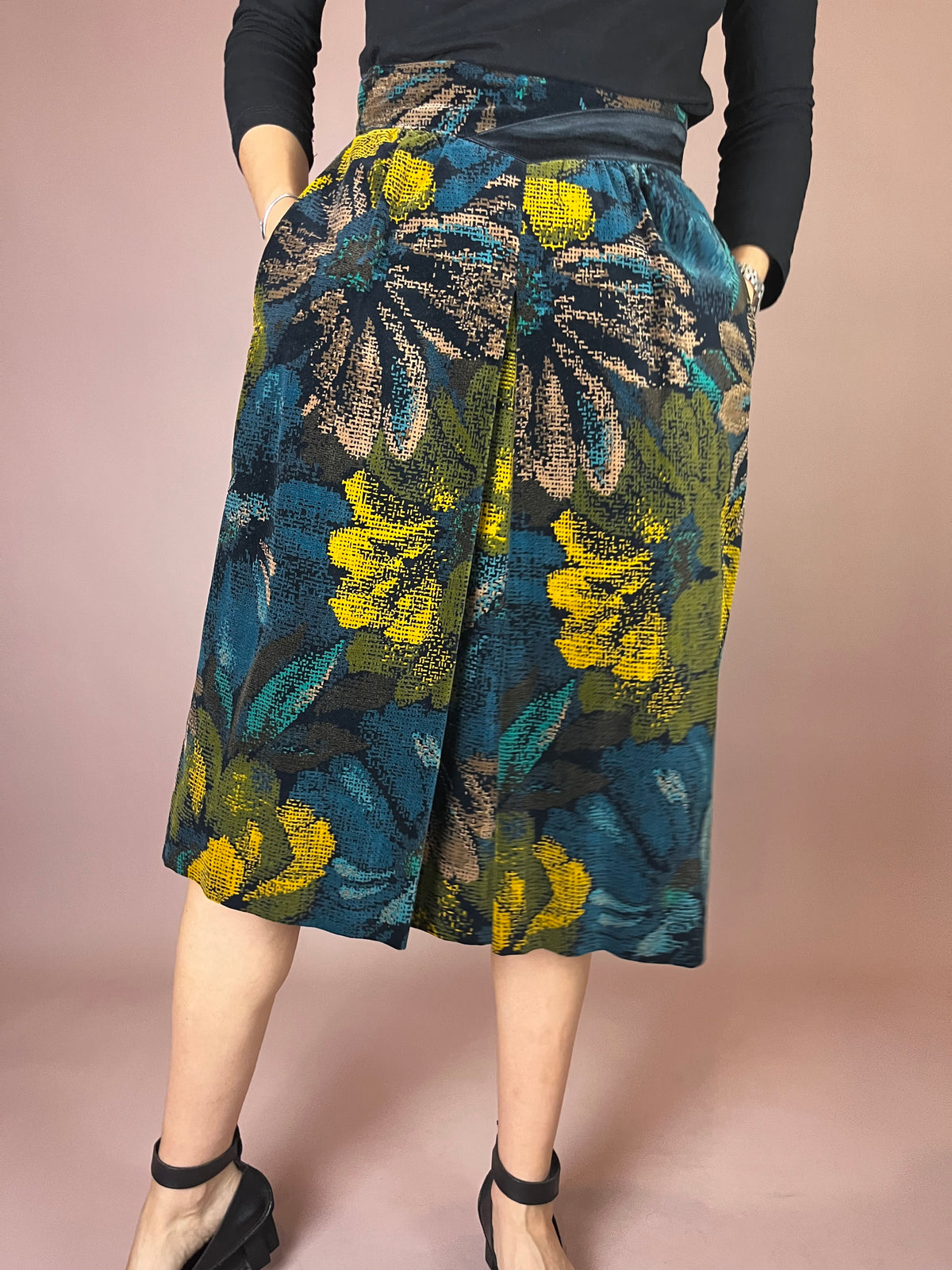 Samtrock mit Blumenmuster und Kellerfalte Gr. 34