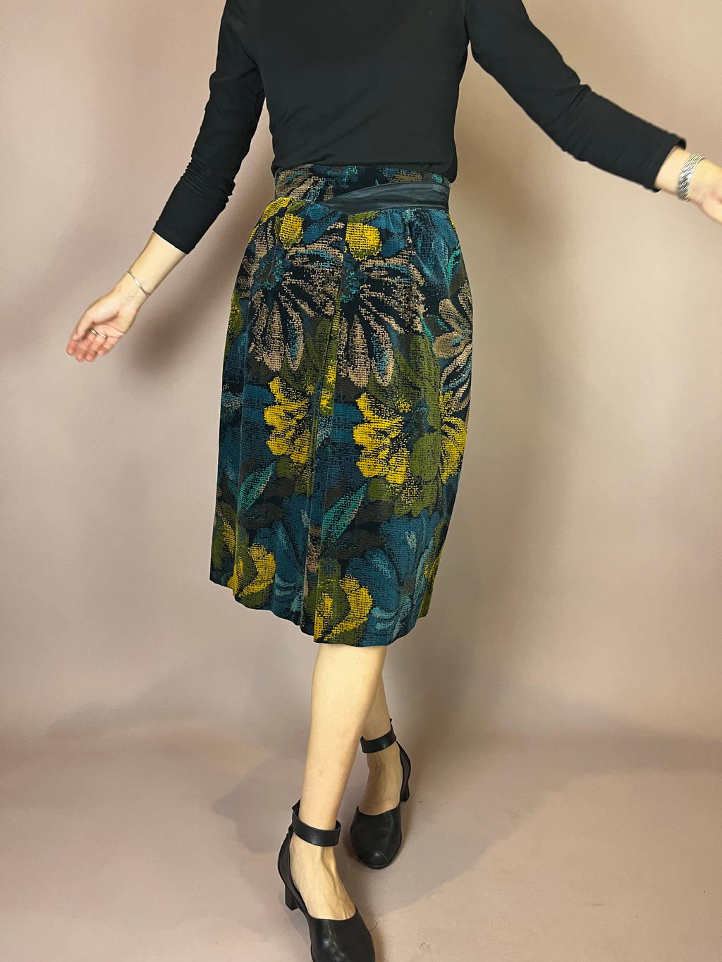 Samtrock mit Blumenmuster und Kellerfalte Gr. 34