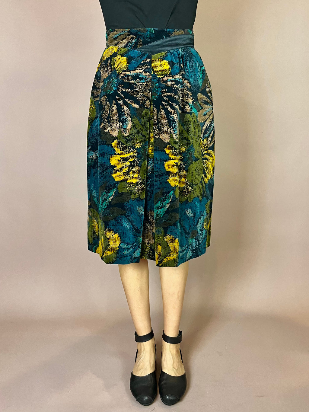Samtrock mit Blumenmuster und Kellerfalte Gr. 34