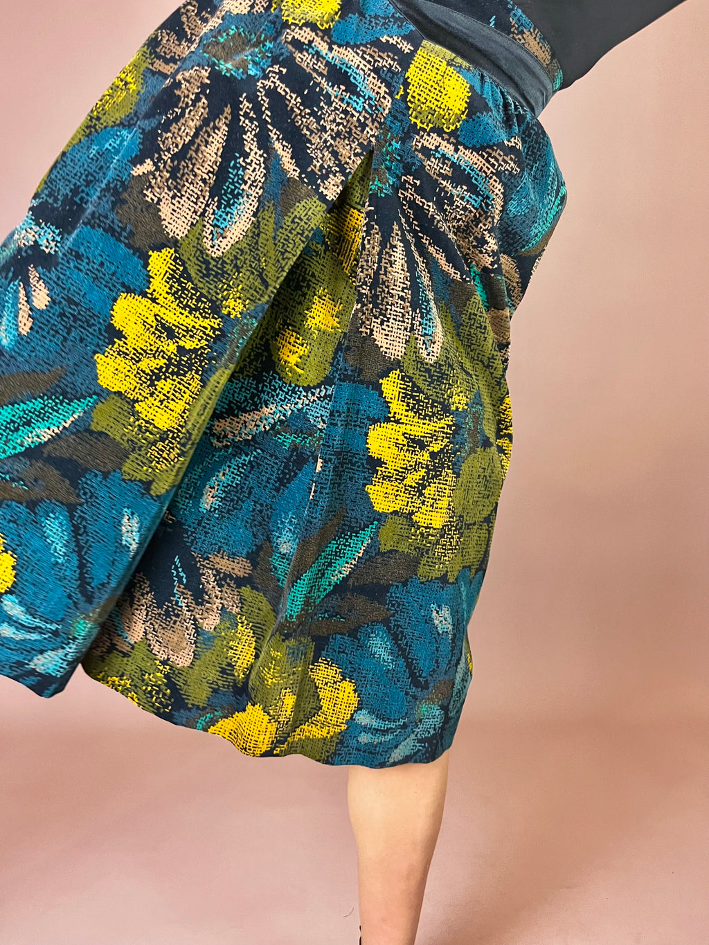 Samtrock mit Blumenmuster und Kellerfalte Gr. 34