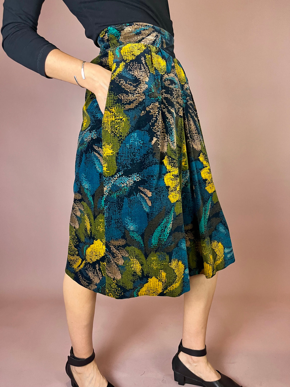 Samtrock mit Blumenmuster und Kellerfalte Gr. 34