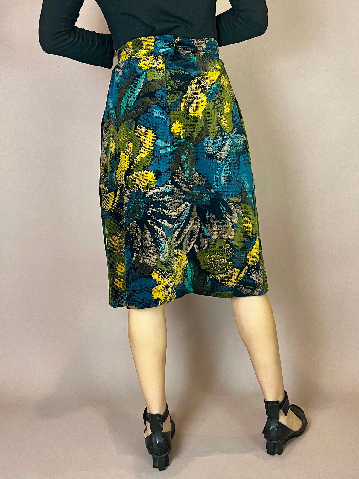 Samtrock mit Blumenmuster und Kellerfalte Gr. 34