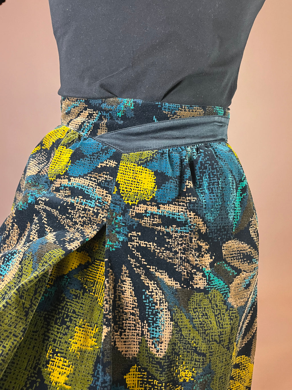 Samtrock mit Blumenmuster und Kellerfalte Gr. 34