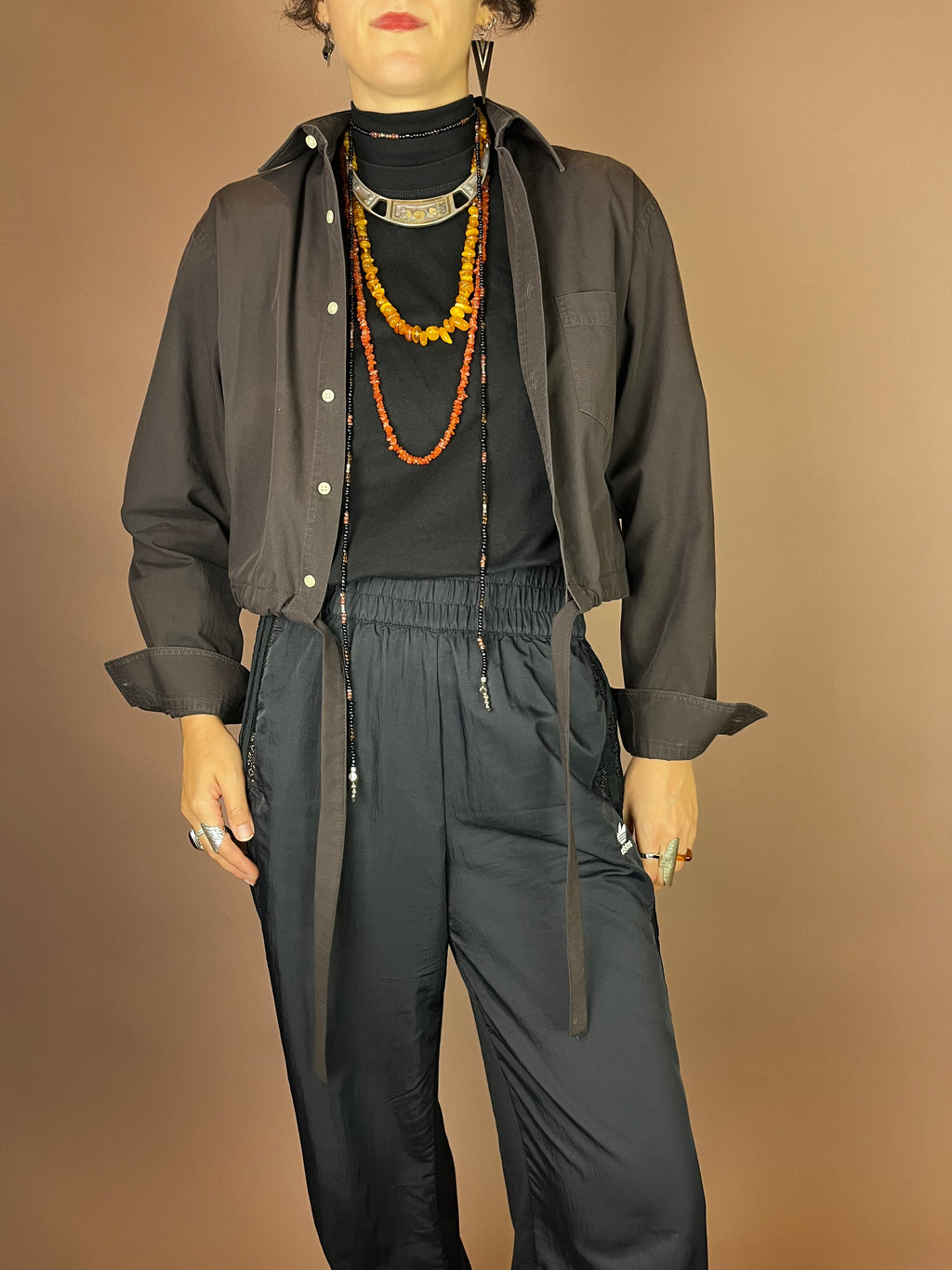 Upcycling Cropped Hemd in Schokobraun mit Tunnelzug Gr. 34-38