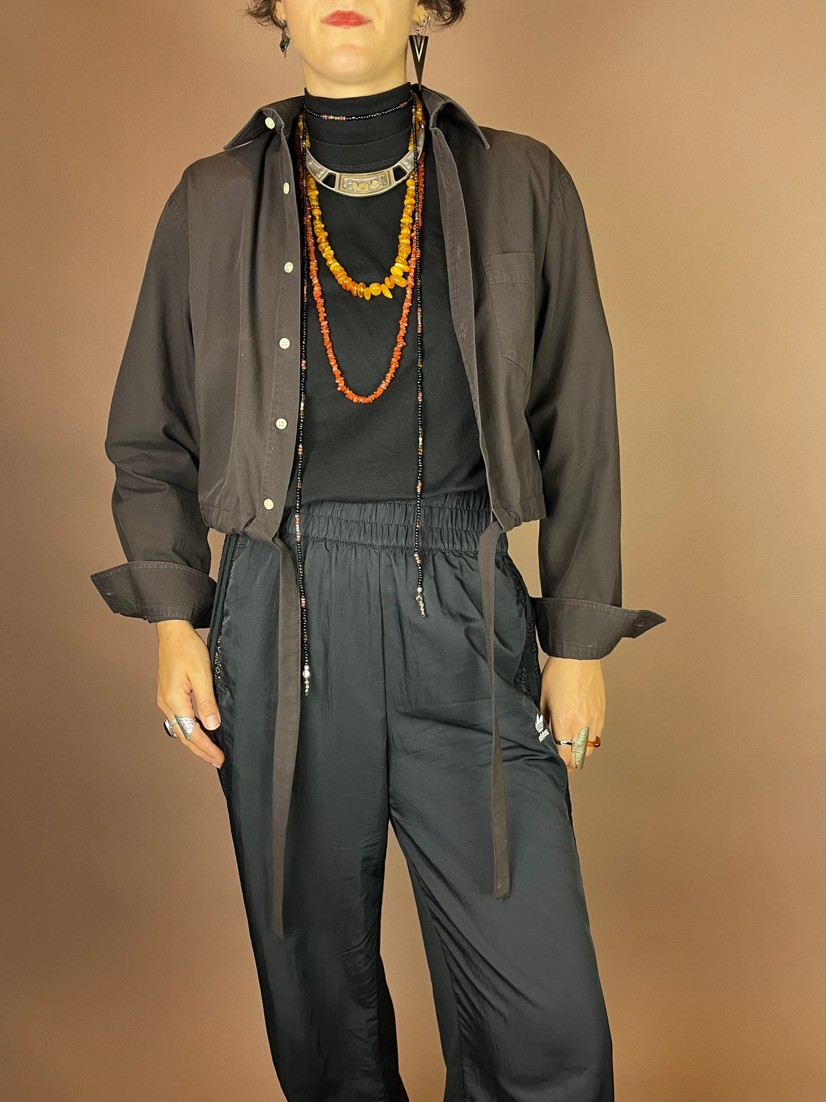 Upcycling Cropped Hemd in Schokobraun mit Tunnelzug Gr. 34-38