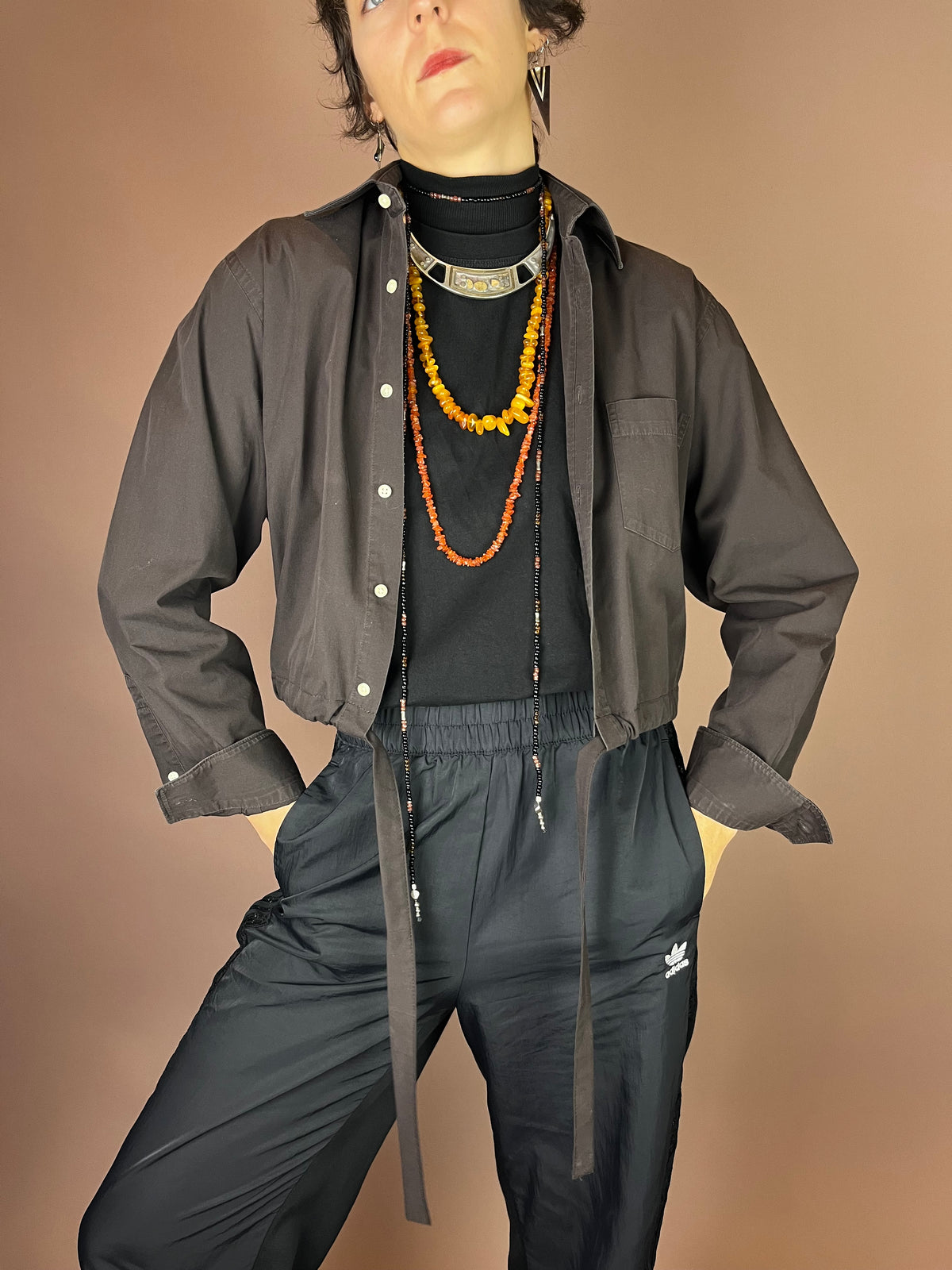 Upcycling Cropped Hemd in Schokobraun mit Tunnelzug Gr. 34-38