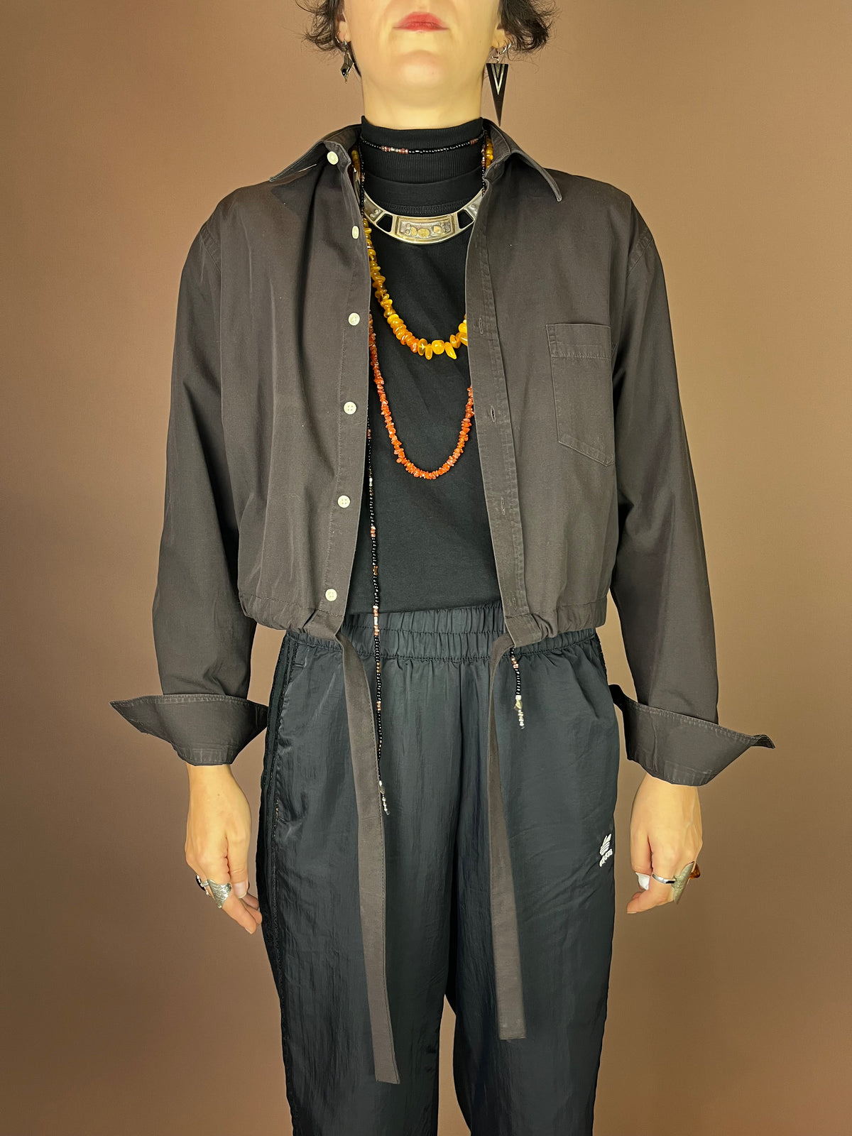 Upcycling Cropped Hemd in Schokobraun mit Tunnelzug Gr. 34-38