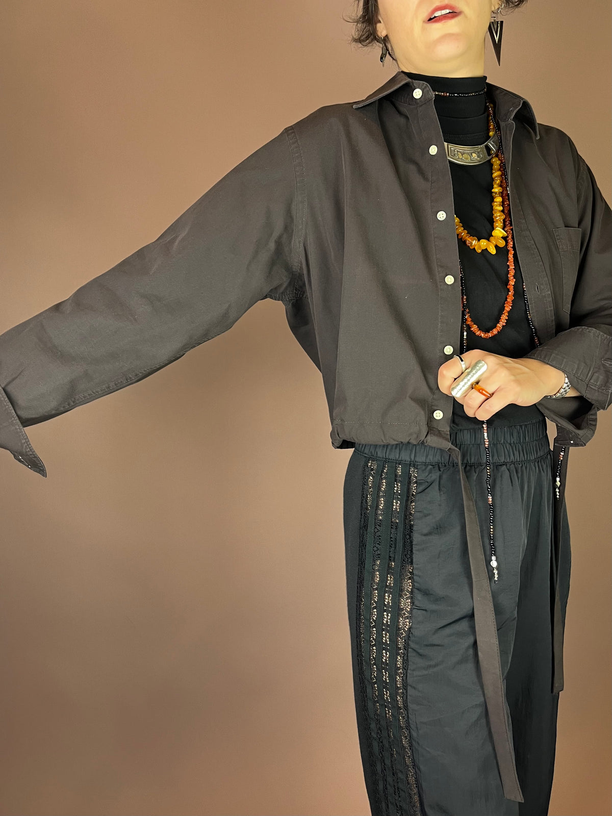 Upcycling Cropped Hemd in Schokobraun mit Tunnelzug Gr. 34-38