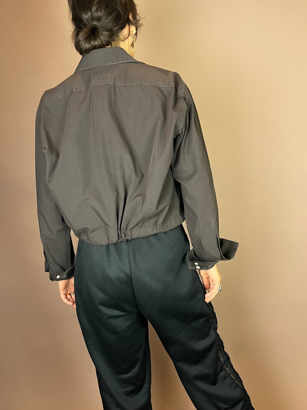 Upcycling Cropped Hemd in Schokobraun mit Tunnelzug Gr. 34-38