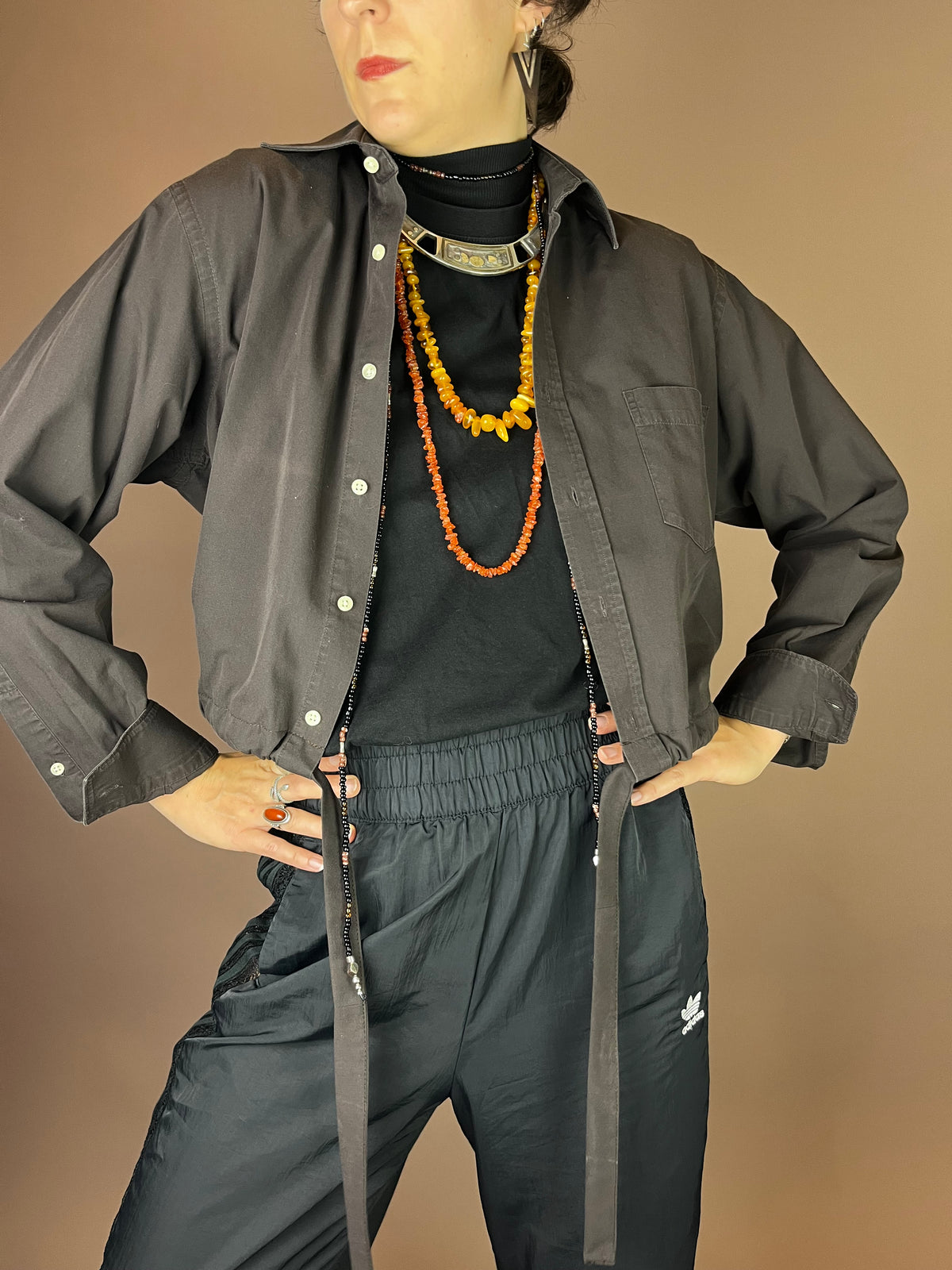Upcycling Cropped Hemd in Schokobraun mit Tunnelzug Gr. 34-38