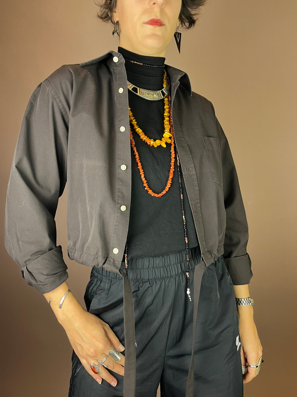 Upcycling Cropped Hemd in Schokobraun mit Tunnelzug Gr. 34-38