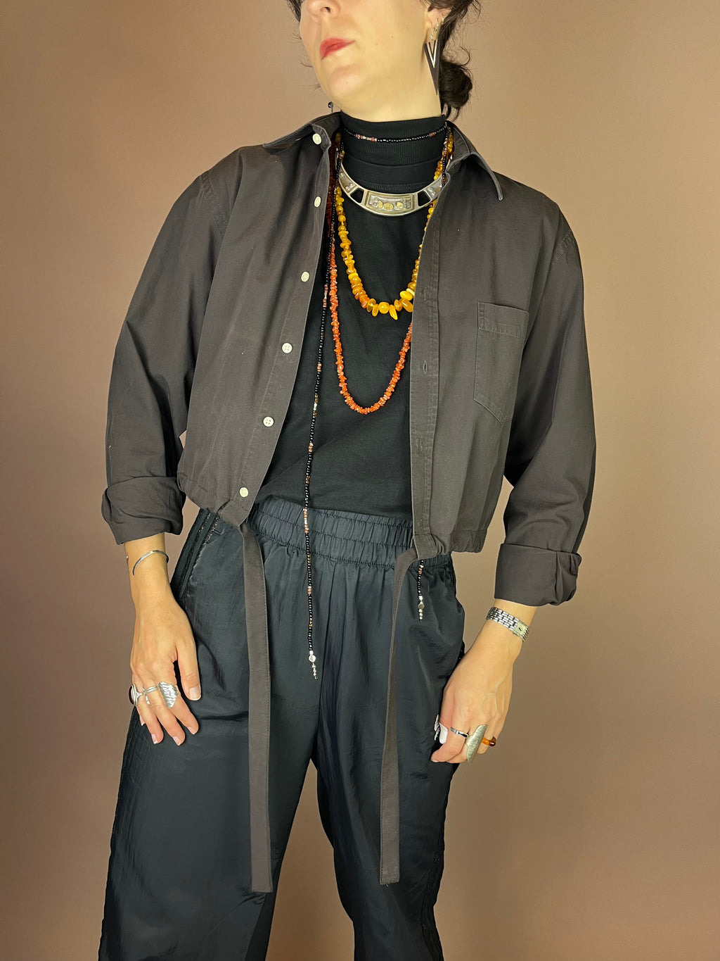 Upcycling Cropped Hemd in Schokobraun mit Tunnelzug Gr. 34-38