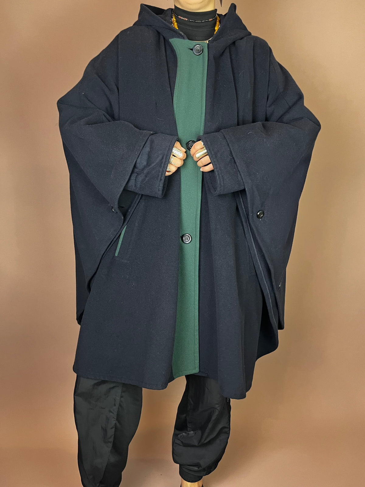 Dramatisches Wollcape mit Kapuze in Dunkelblau und Tannengrün Gr. 46