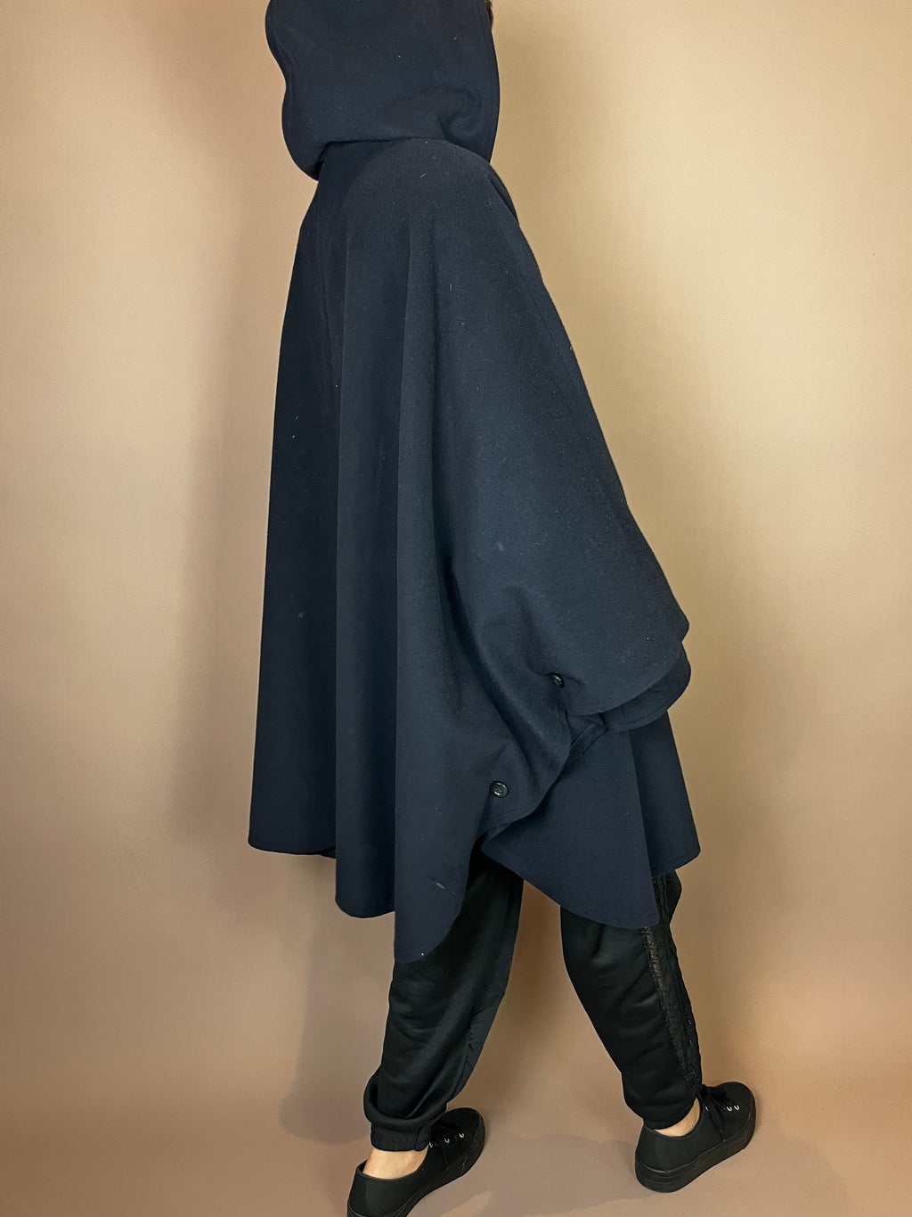 Dramatisches Wollcape mit Kapuze in Dunkelblau und Tannengrün Gr. 46
