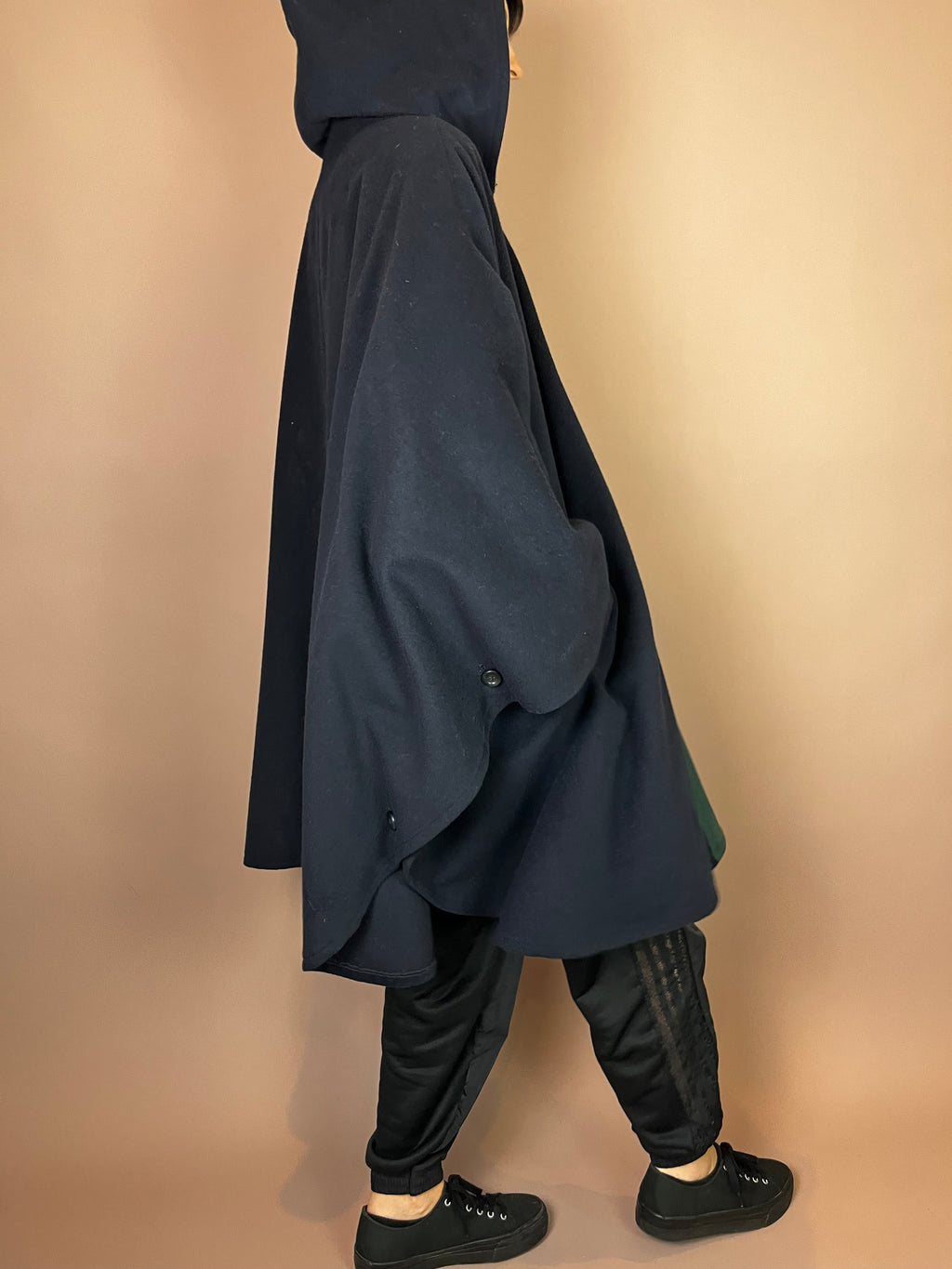 Dramatisches Wollcape mit Kapuze in Dunkelblau und Tannengrün Gr. 46
