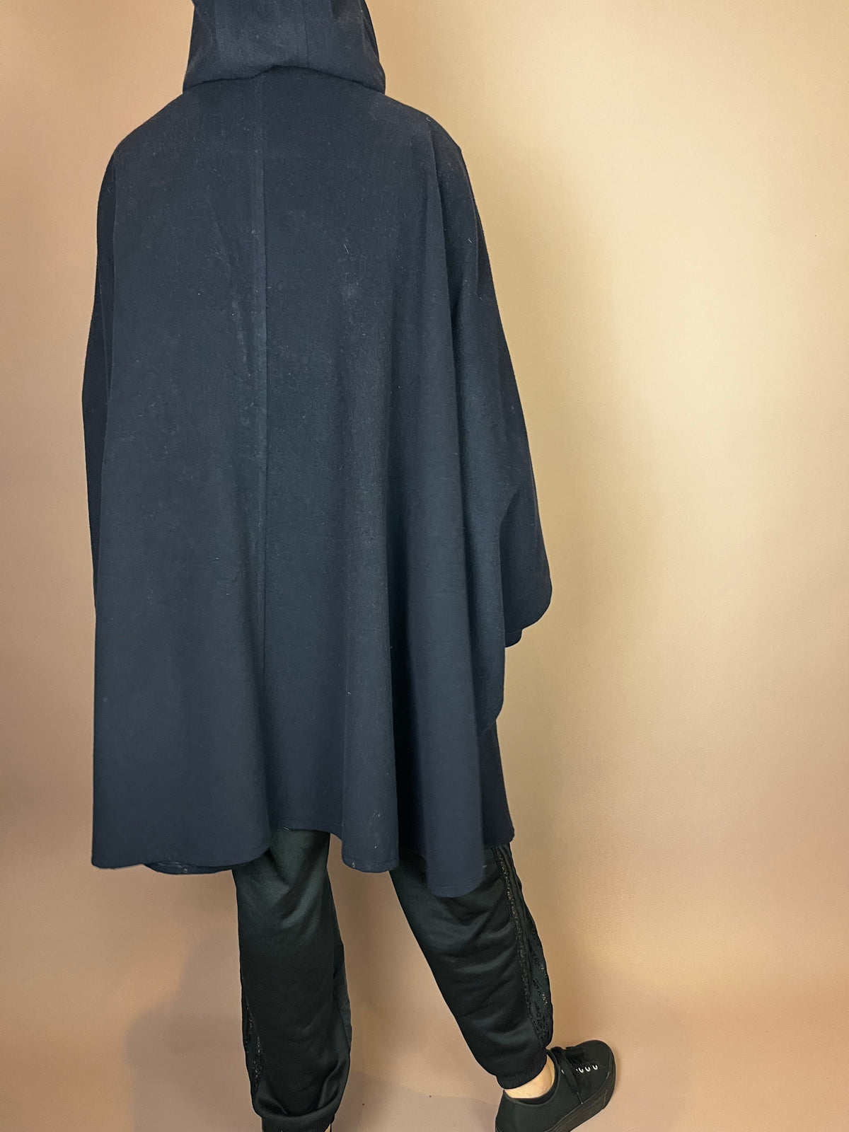 Dramatisches Wollcape mit Kapuze in Dunkelblau und Tannengrün Gr. 46